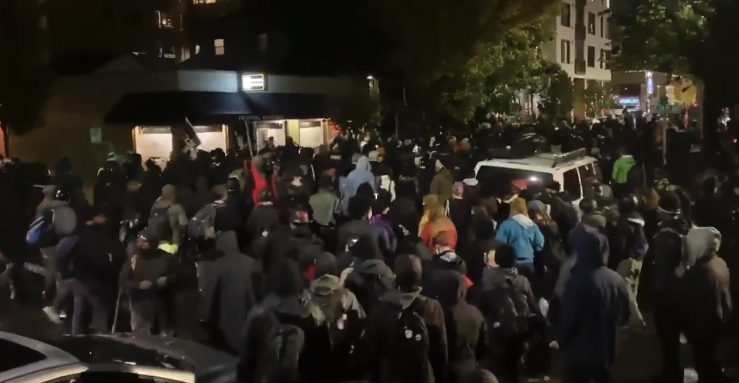 Elezioni Usa 2020, corteo di protesta non autorizzato a Portland: in marcia centinaia di persone &ndash; Il video
