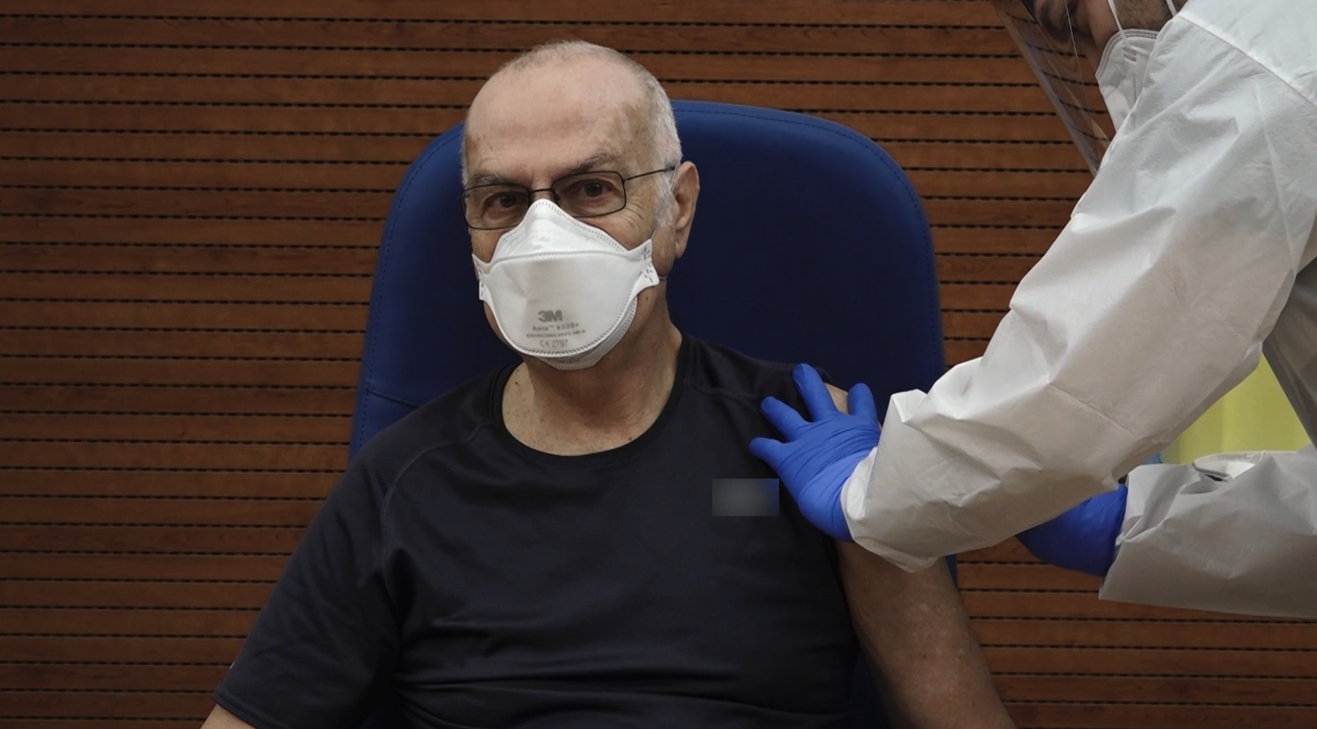 Rezza si vaccina contro il Coronavirus: &laquo;Lo facciano tutti gli operatori sanitari&raquo; &ndash; Il video