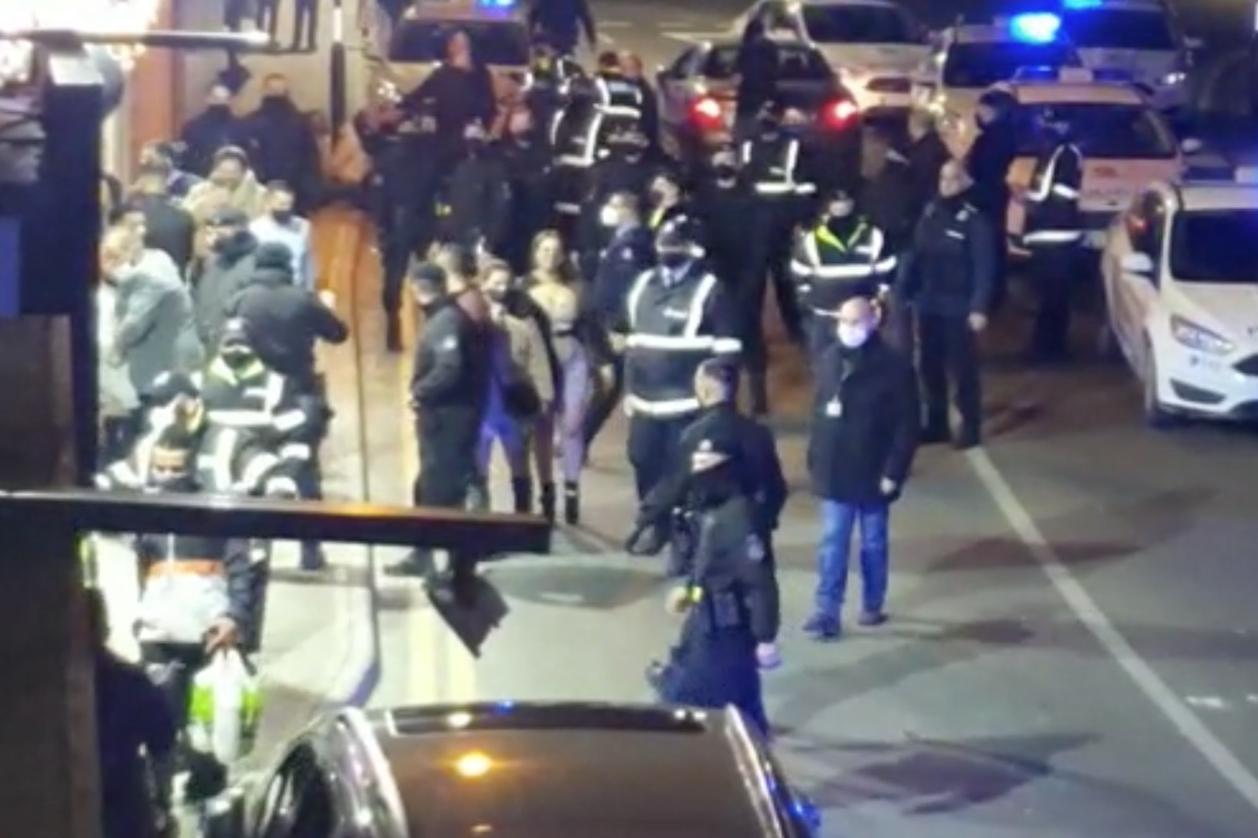 Mega-rissa alla festa di Capodanno a Malta, chiuso il ristorante. Il rapporto della polizia: &laquo;Zero rispetto di qualsiasi norma anti-Covid&raquo; &ndash; Il video