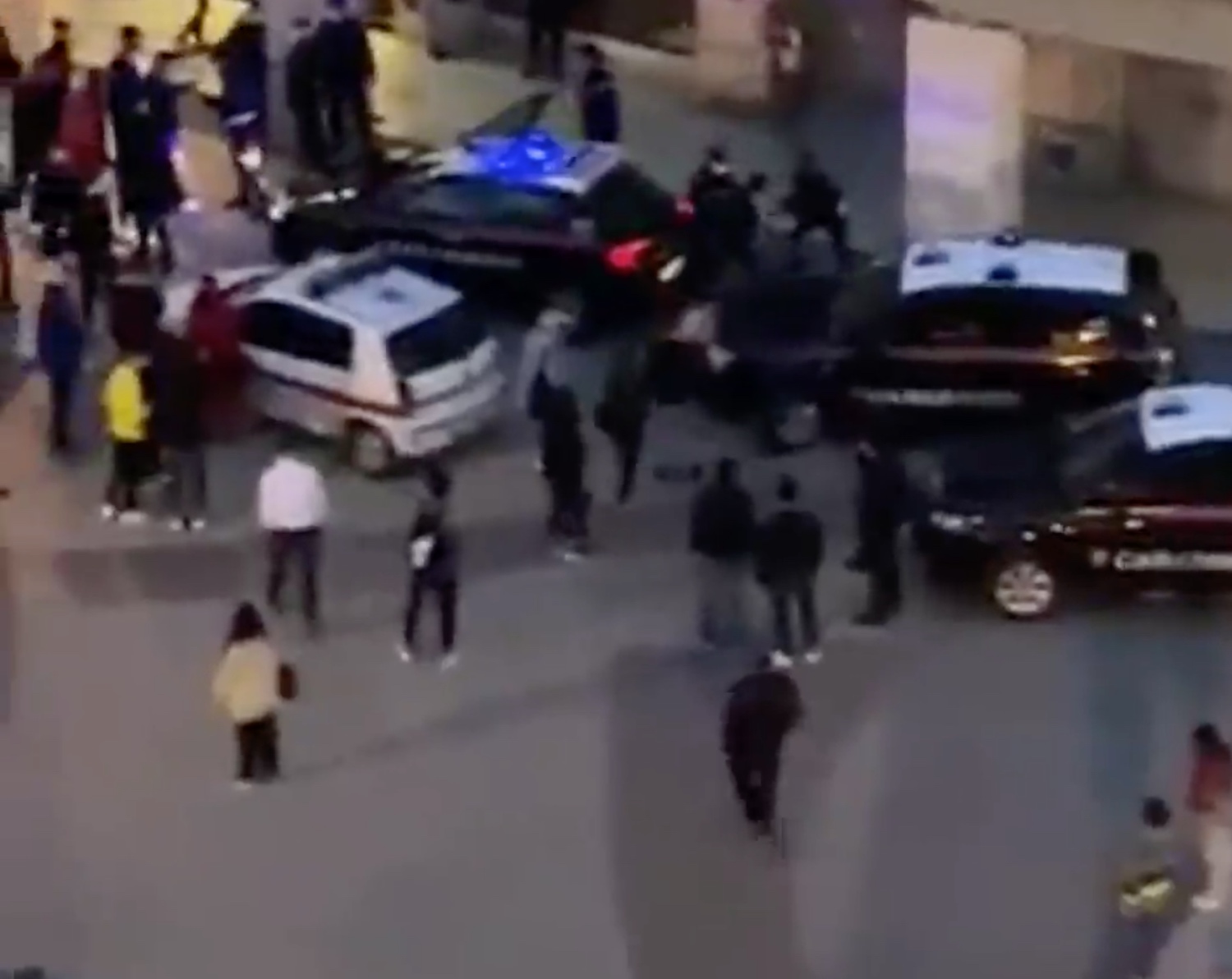 La rivolta dei ragazzi a Livorno contro vigili e carabinieri, calci e sassi contro le auto per i controlli sulle mascherine &ndash; Il video
