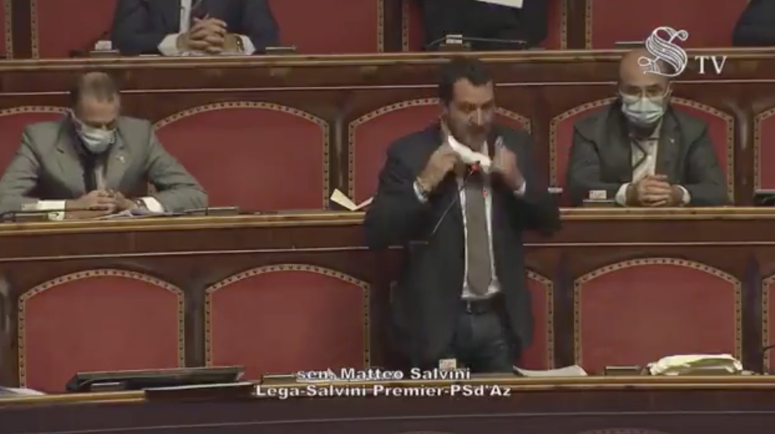 Derby leghista al Senato, Salvini si toglie la mascherina per protesta. Calderoli lo costringe a rimetterla – Il video