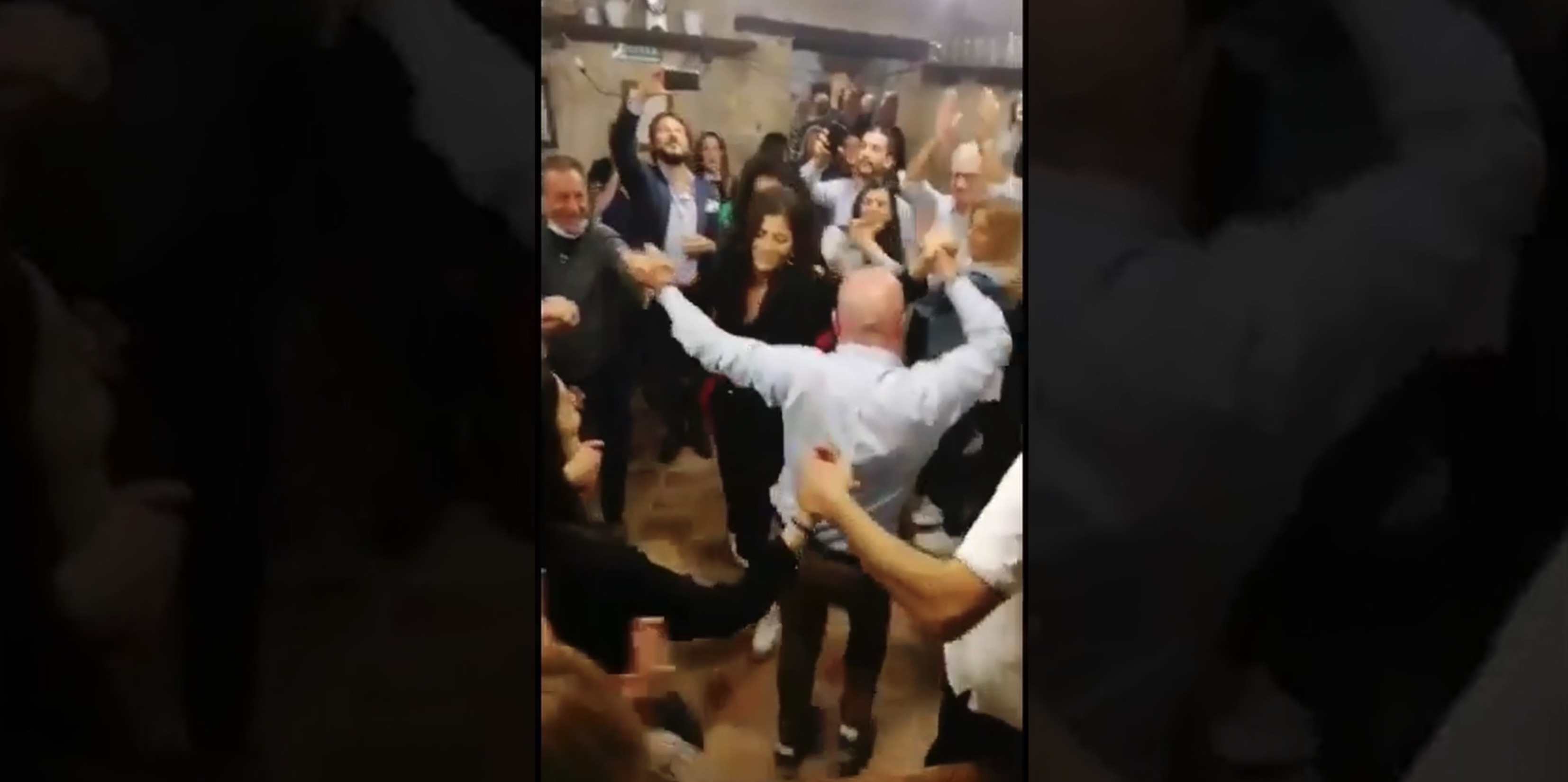 Jole Santelli scatenata, tarantella senza mascherina per la festa della neosindaca. Il deputato M5s: &laquo;E le regole solo per i fessi?&raquo; &ndash; Il video