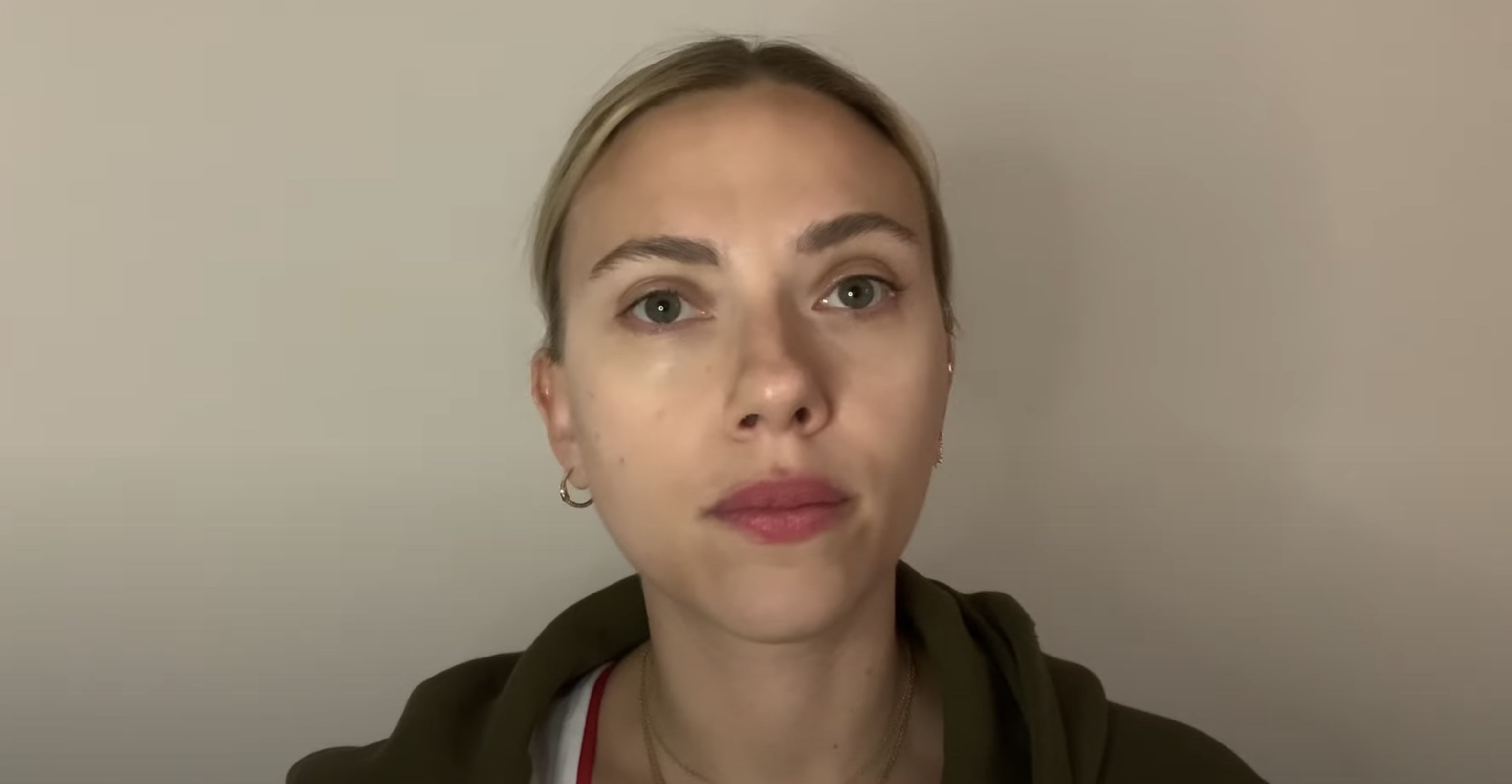 Scarlett Johansson chiede la scarcerazione di Patrick Zaki: &laquo;Il suo crimine? Avere difeso la dignit&agrave; degli egiziani&raquo; &ndash; Il video