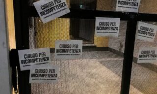 Blitz notturno del Comitato in Difesa della Scuola che ha bloccato gli ingressi dell'Ufficio Scolastico Regionale della Lombardia con catene e lucchetti