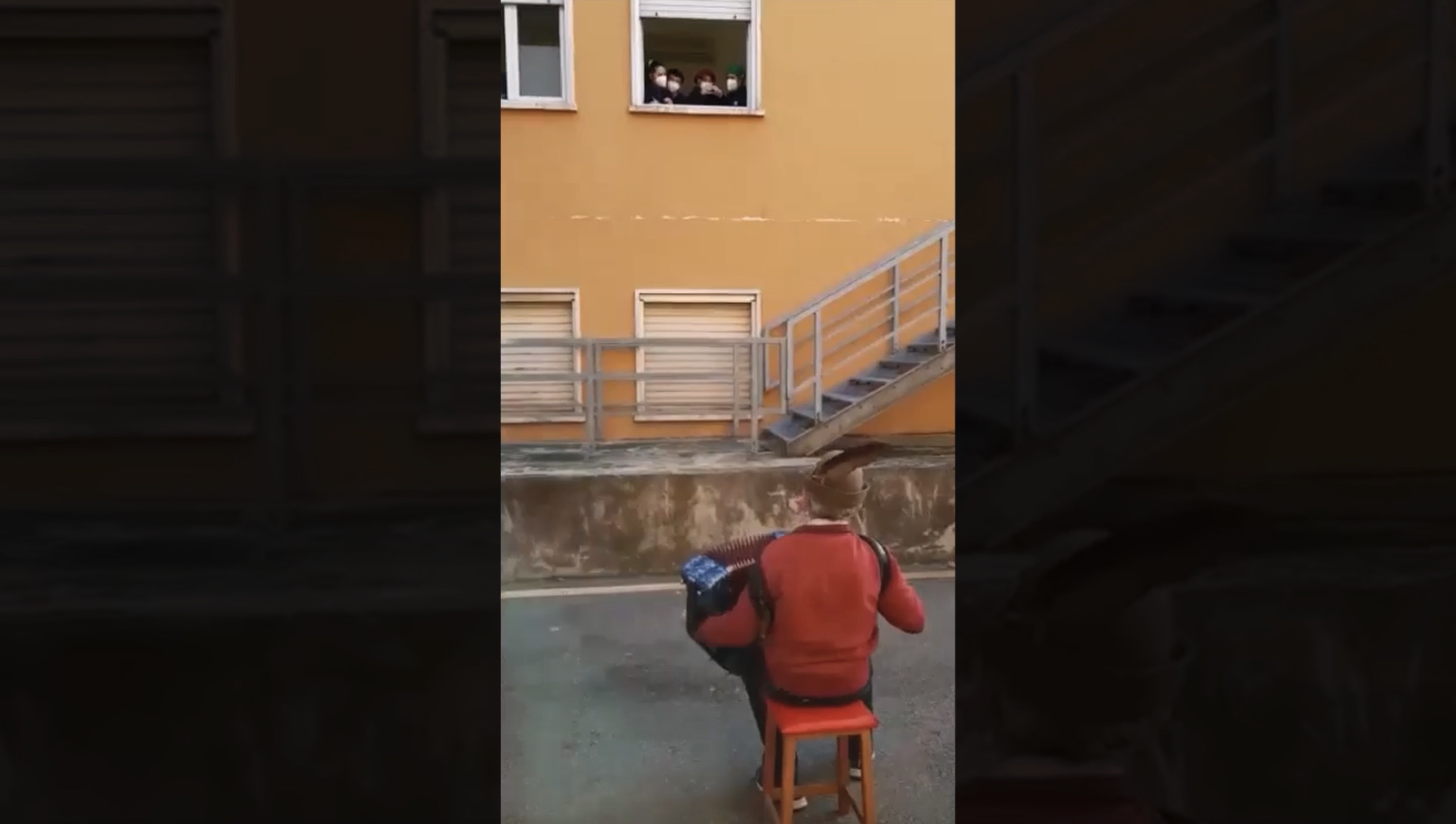 Non pu&ograve; andare a trovare la moglie per le norme anti-Covid: l&rsquo;alpino le fa la serenata dal cortile dell&rsquo;ospedale &ndash; Il video