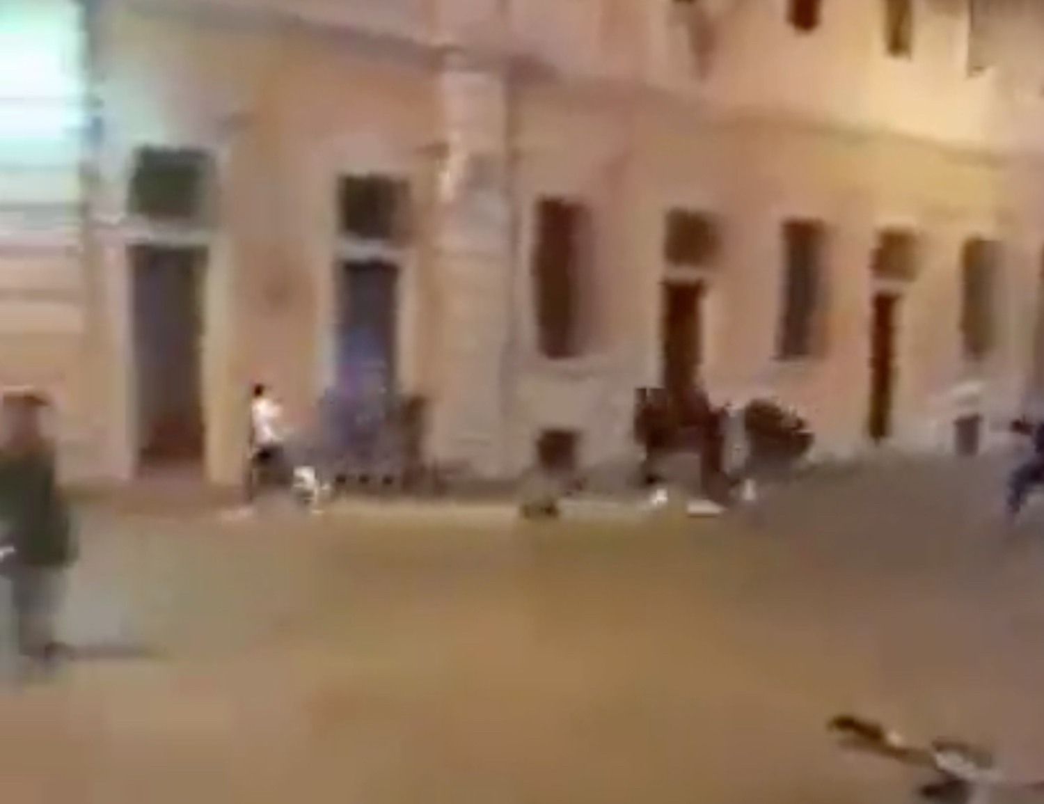 Spari tra la folla a Reggio Emilia, fermato il responsabile: cinque ragazzi feriti, uno &egrave; grave &ndash; Il video