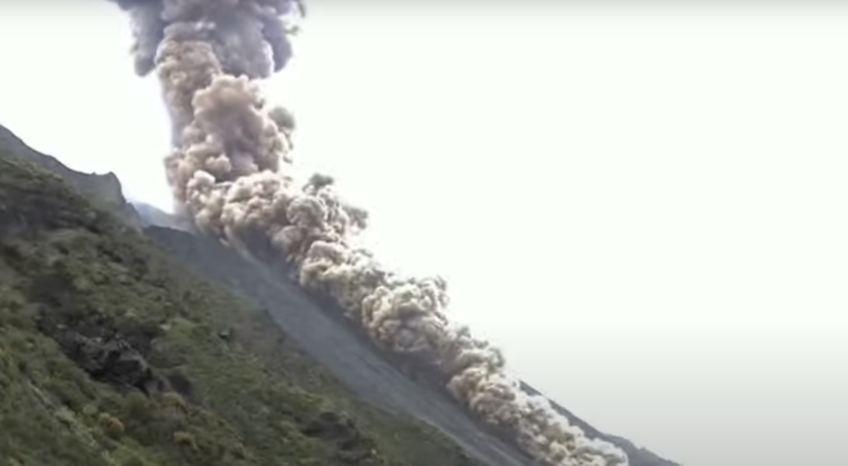 Lo Stromboli torna a esplodere: una pioggia di cenere ricopre l&rsquo;isola &ndash; Il video