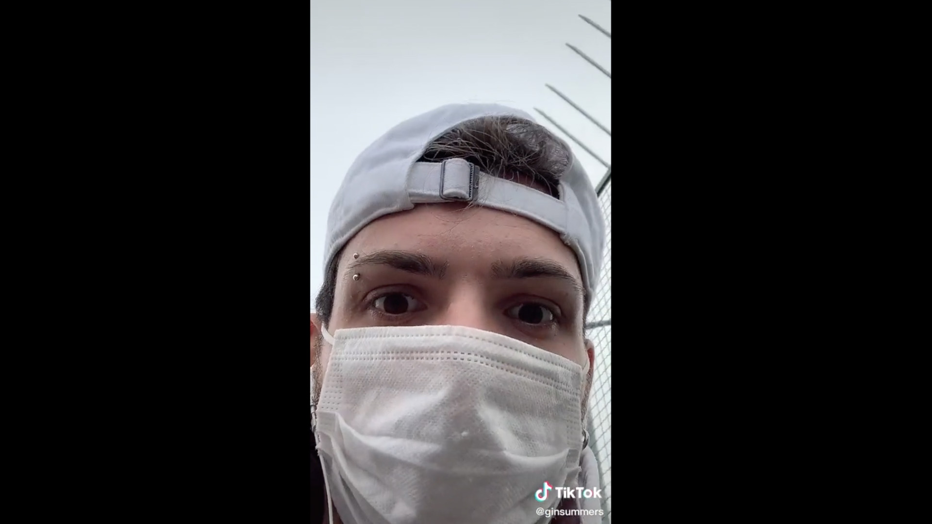 La storiella tragicomica del tiktoker napoletano sulla signora positiva in giro a far spesa: &laquo;Mi denunci? E che sono un&rsquo;assassina?&raquo; &ndash; Il video