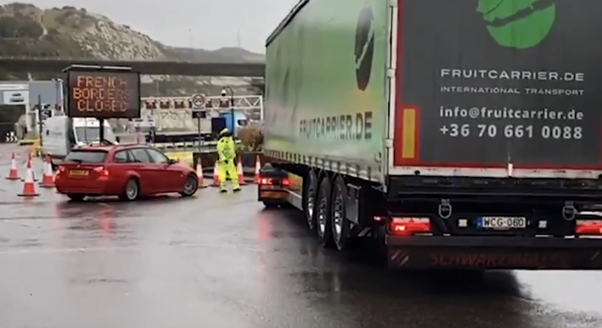 L&rsquo;Europa si blinda dalla variante Covid: tir respinti all&rsquo;imbarco per Calais &ndash; Il video