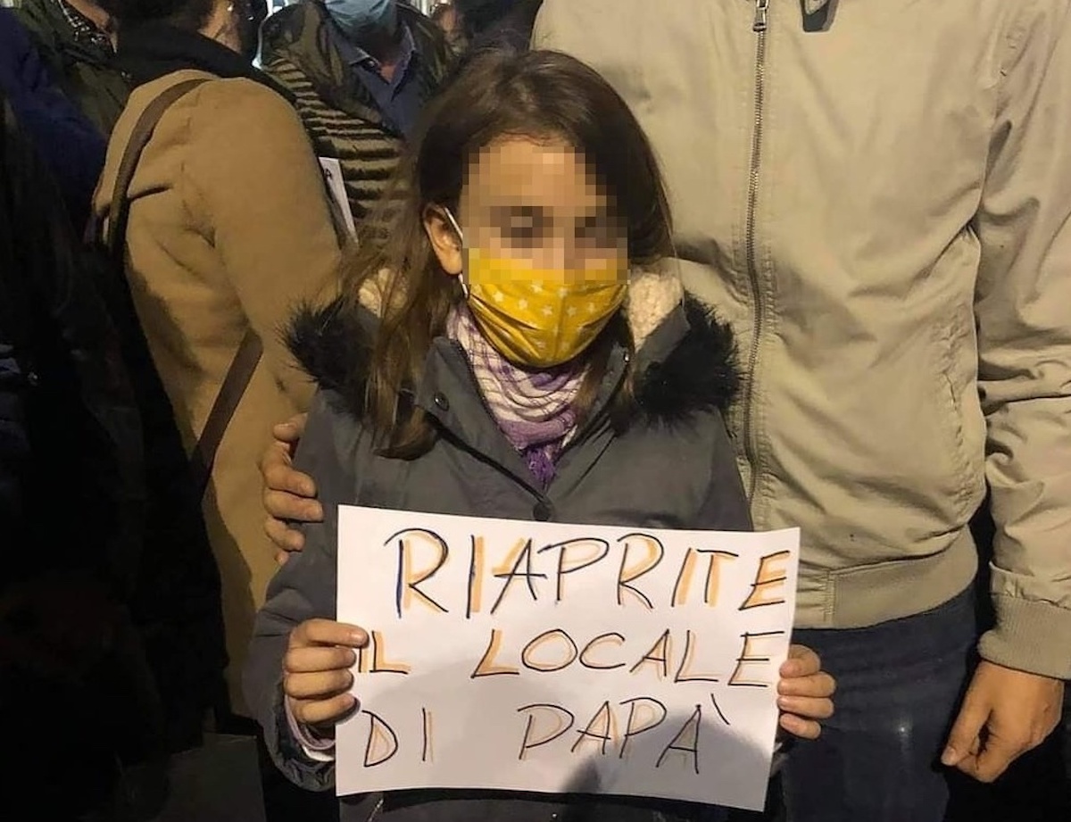 La devastazione a Torino contro il lockdown, Marchisio: &laquo;Poveri imbecilli quelli che spaccano le vetrine: vi mostro io come si protesta&raquo; &ndash; Il video