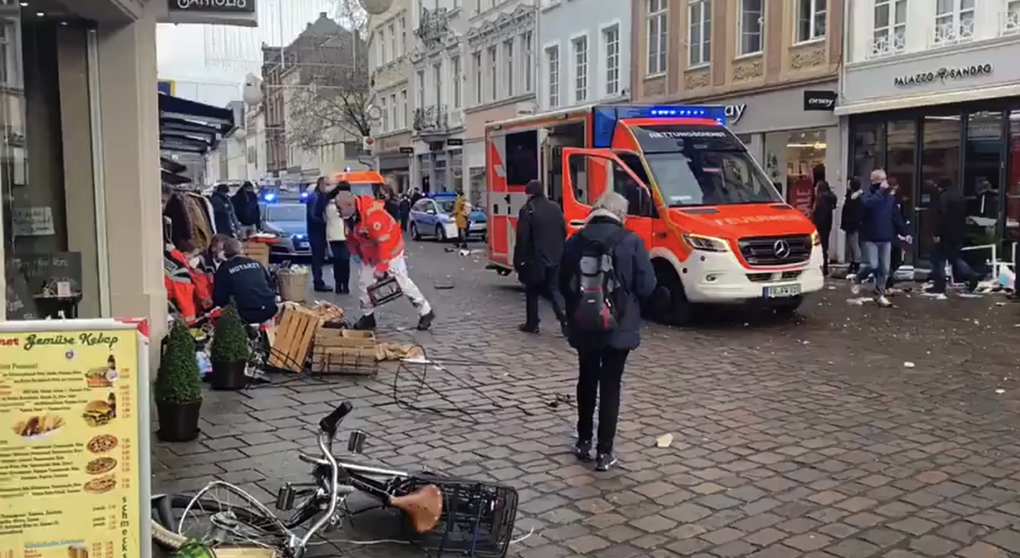 Germania, auto contro pedoni a Treviri: i morti salgono a cinque, arrestato il conducente &ndash; I video