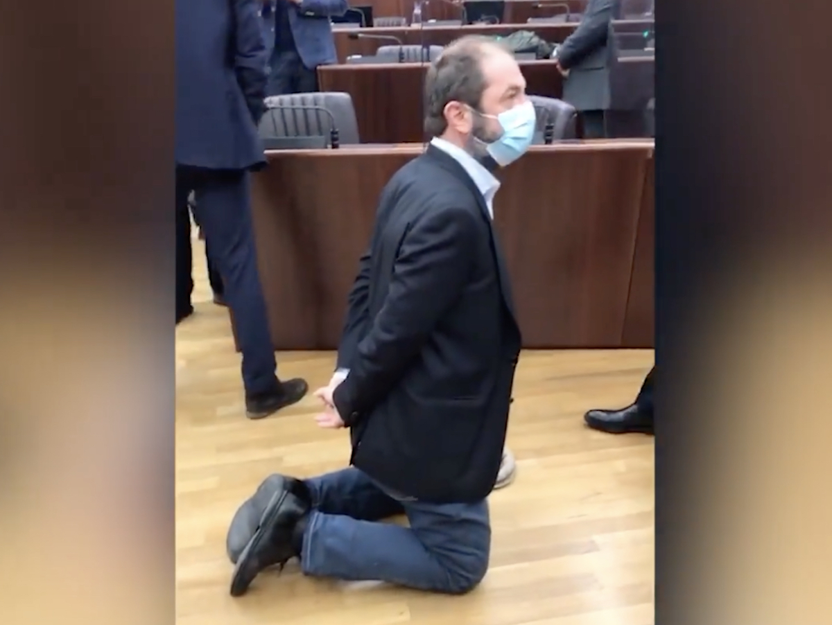 «Vogliamo vedere i dati»: il consigliere Usuelli si inginocchia davanti a Fontana. Urla e proteste al Pirellone – Il video