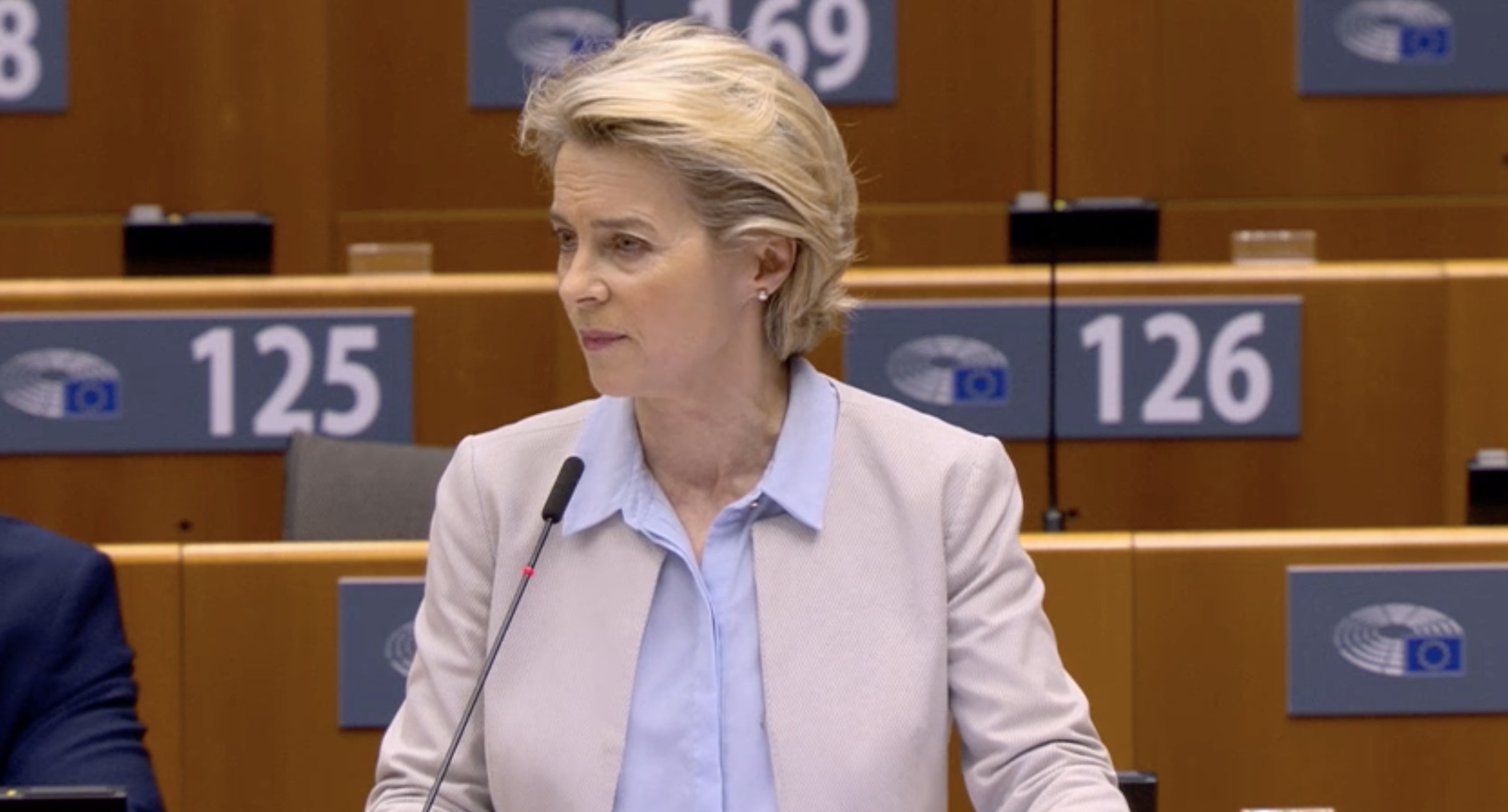 Von der Leyen e il rischio della terza ondata dopo Natale: &laquo;Chi ha bar e negozi vuole riaprire, ma &egrave; ancora presto&raquo; &ndash; Il video