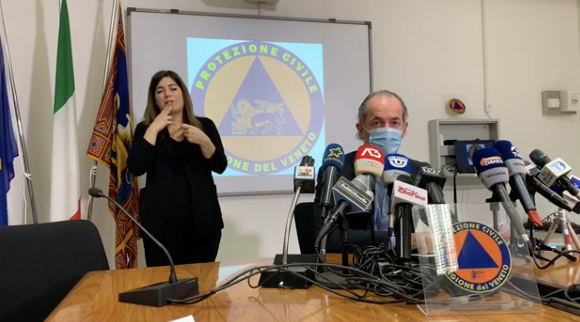 In Veneto 3.418 nuovi casi e 60 morti. Zaia: &laquo;Preoccupati ancora per gli ospedali&raquo;. Da domani riaprono i grandi negozi &ndash; Il video