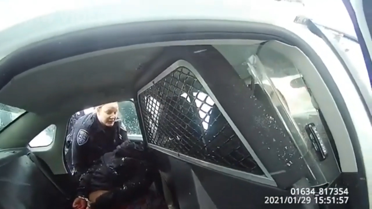 «I’m a child!»: la polizia usa manette e spray urticante su una bambina afroamericana di nove anni – Il video