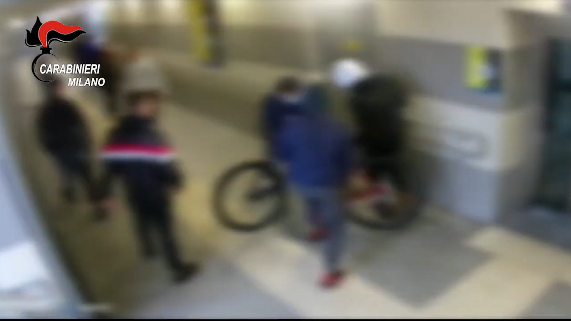 Rimprovera un compagno di classe durante la Dad, parte la spedizione punitiva per pestarlo: denunciati 9 minorenni – Il video