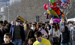Folla sul lungomare Caracciolo  Napoli dove, complice la bella giornata di sole,  in migliaia si sono riversati per le vie del centro cittadino, 6 febbraio  2021
 ANSA/CIRO FUSCO