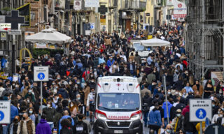 Folla in via Toledo a Napoli dove, complice la bella giornata di sole,  in migliaia si sono riversati per le vie del centro cittadino, 6 febbraio  2021
 ANSA/CIRO FUSCO