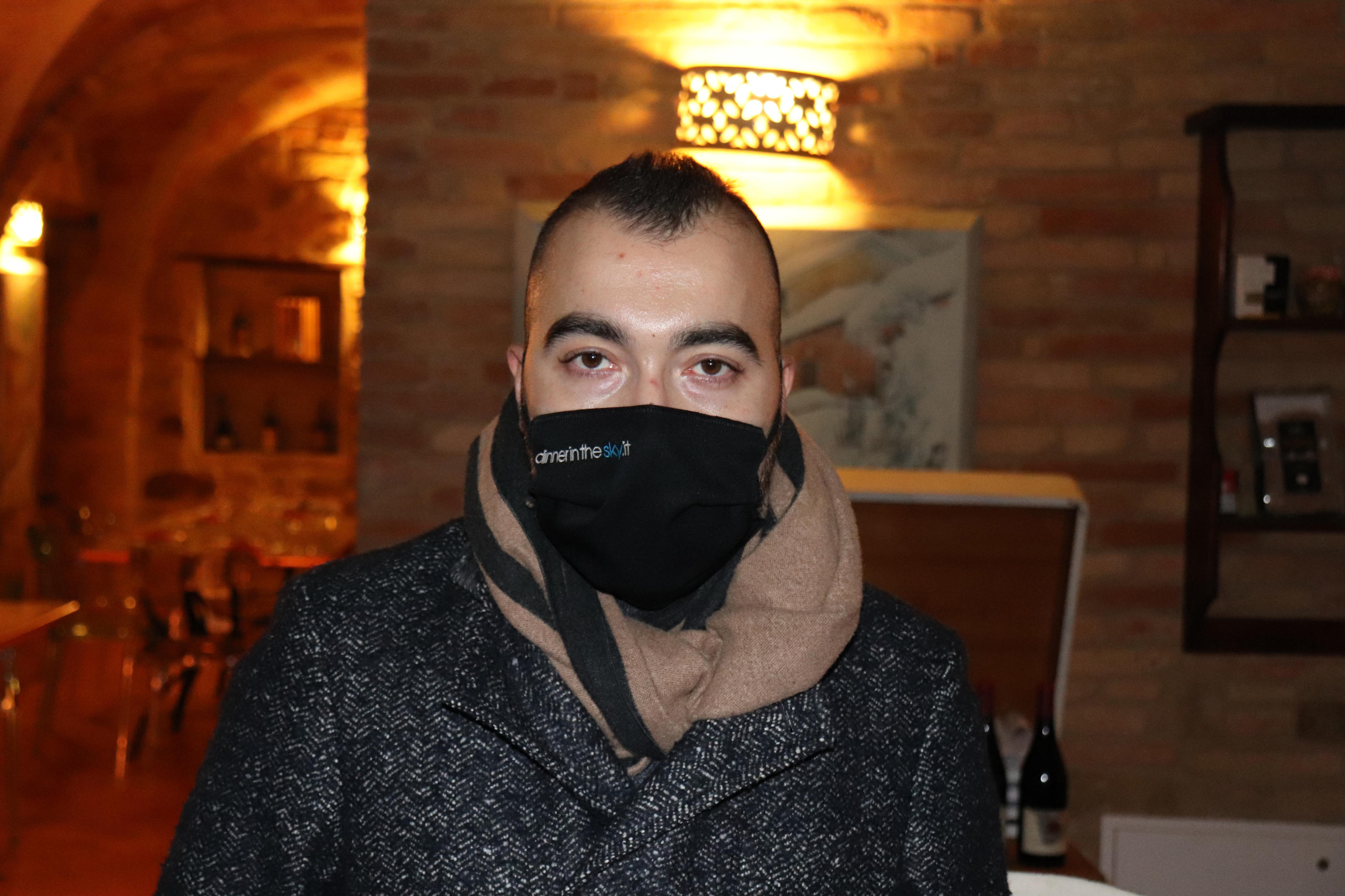 "Finalmente si ricomincia, sono 4 mesi che non lavoriamo. Da stasera si ritorna nei nostri ristoranti, nei nostri bar, dentro le nostre attività. Lottiamo
per questo". A dirlo all'ANSA è Umberto Carriera, il ristoratore di Pesaro che, sfidando tutti i Dpcm anti covid, ha lanciato l'iniziativa #ioapro, decidendo di riaprire "La Grande Bellezza", ristorante arroccato nel borgo di Mombaroccio, ormai diventato parte del Comune di Pesaro. "Non stiamo violando la legge - sostiene Carriera - ma stiamo obbedendo alla Costituzione", 15 gennaio 2021. ANSA/GIANLUIGI BASILIETTI