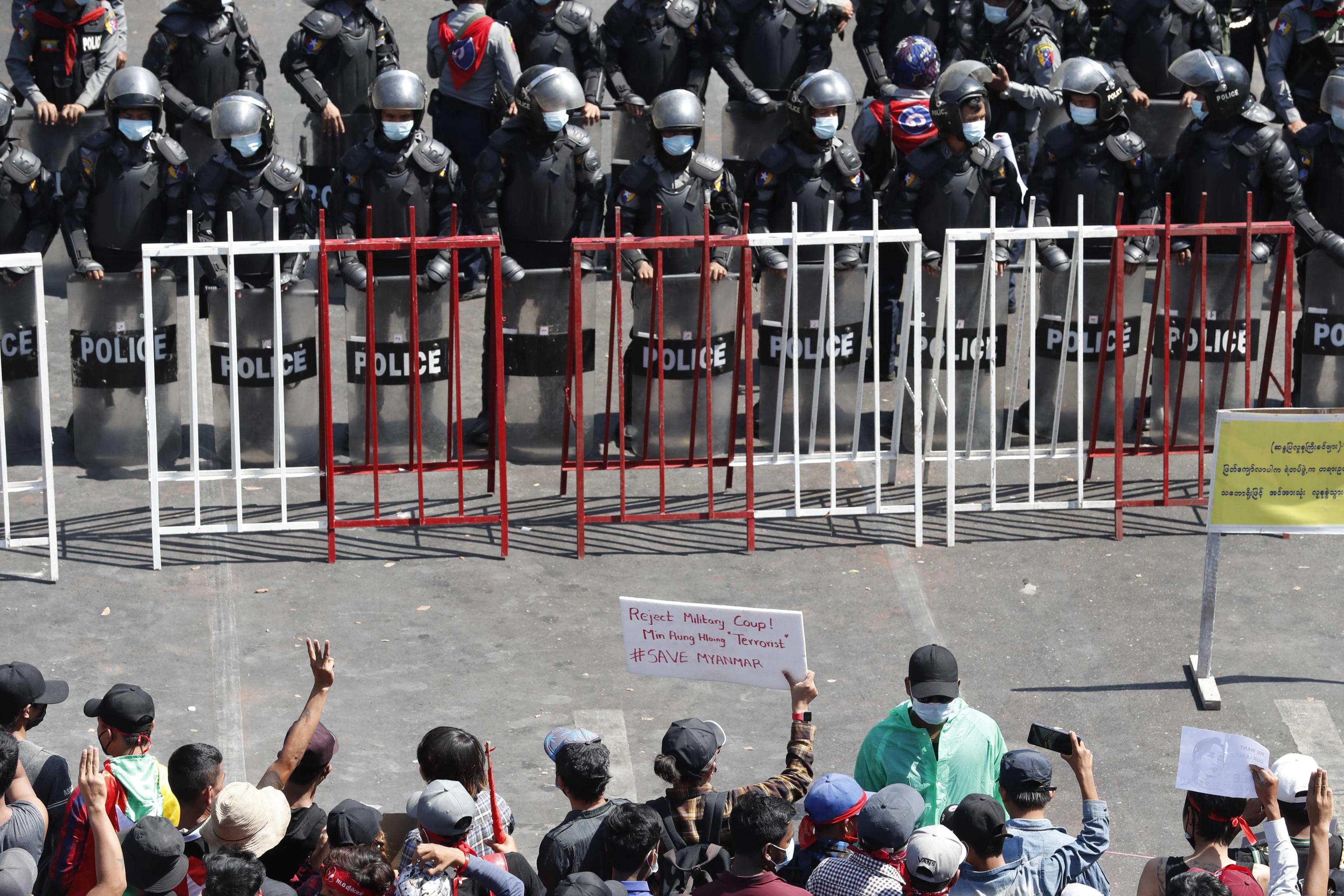 Montano le proteste contro i militari in Myanmar. Idranti contro i manifestanti – Il video