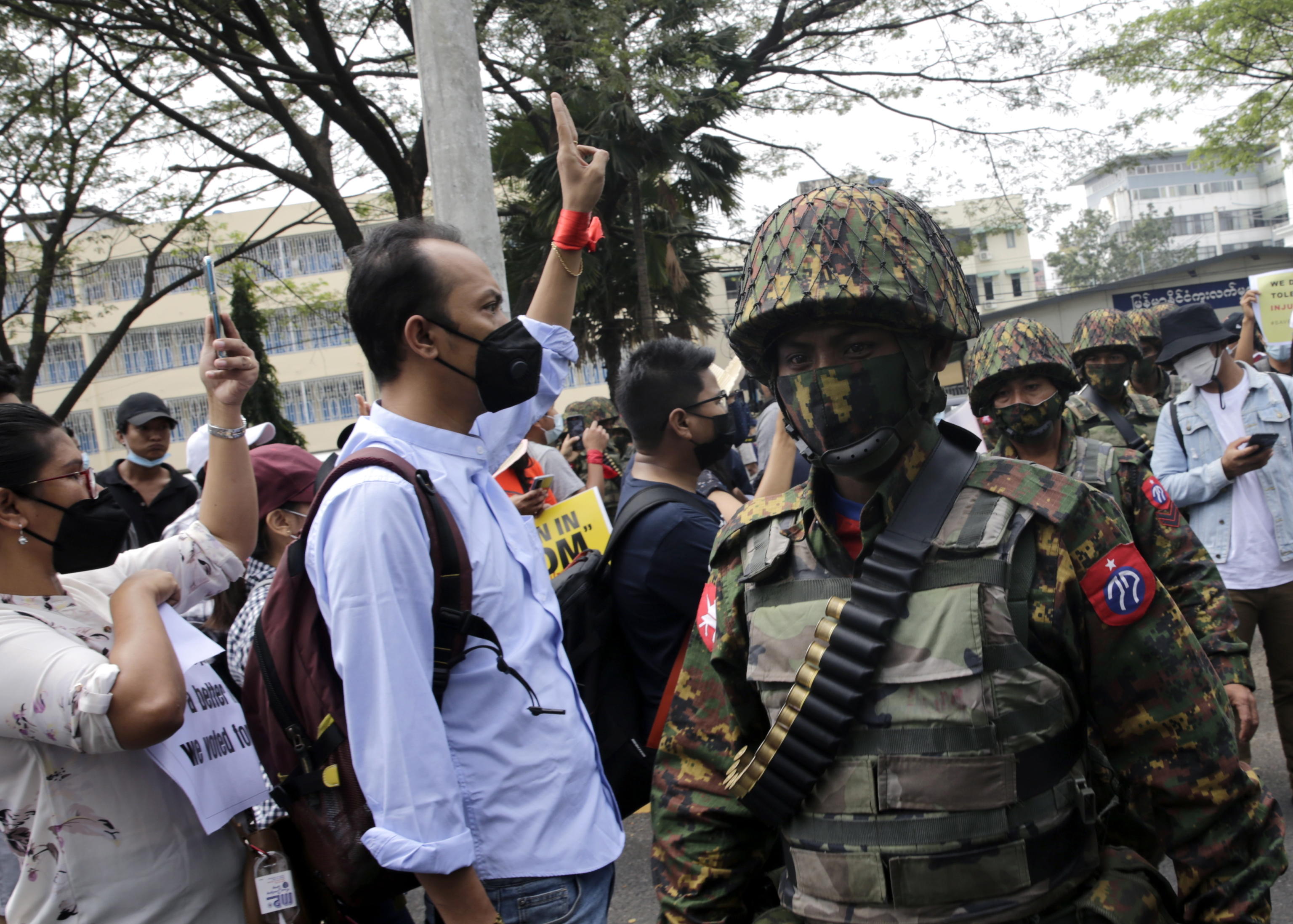 Myanmar, scontri alle proteste dopo il golpe: i militari sparano sui manifestanti. Arrestati 5 giornalisti – Il video