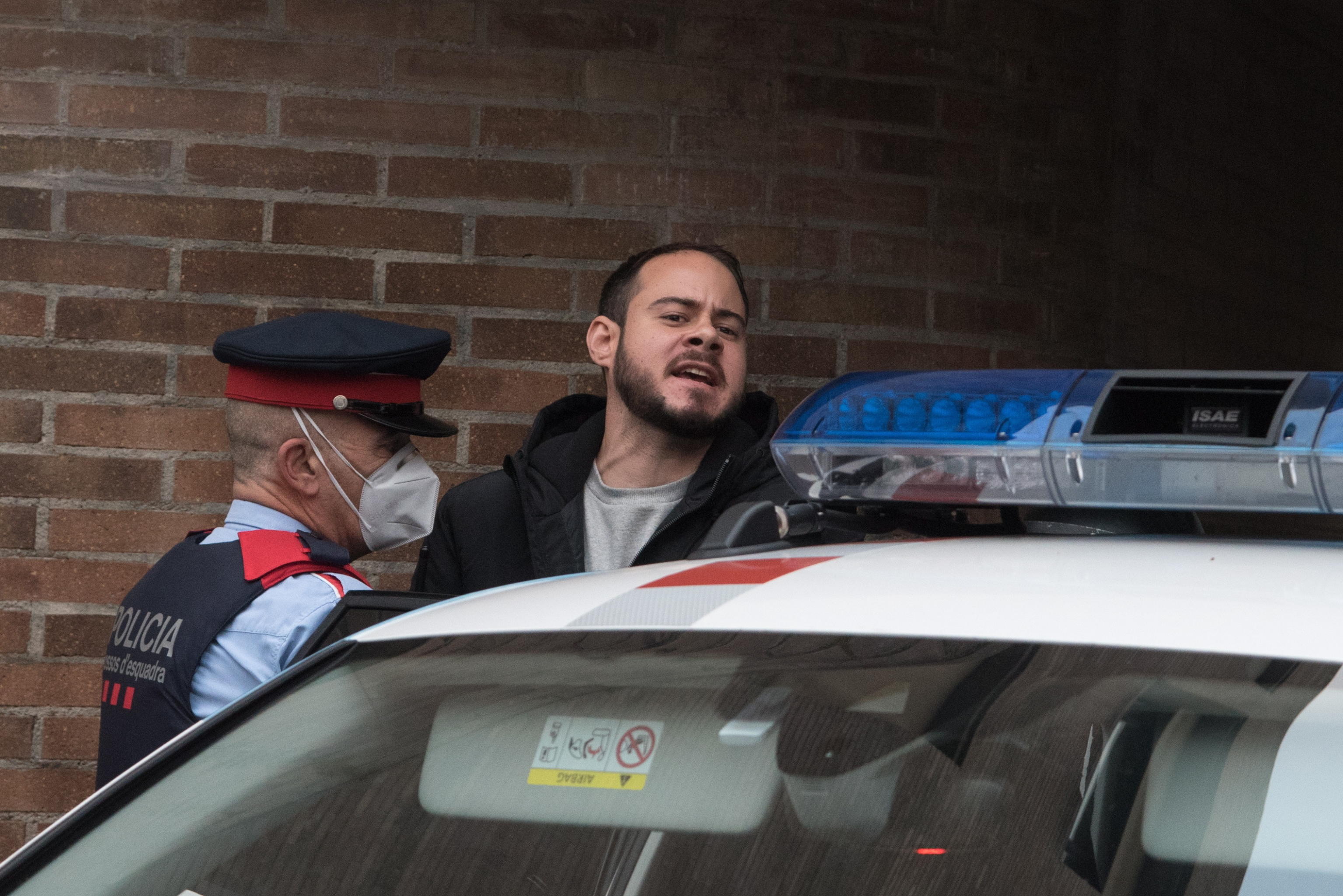 L’arresto del rapper catalano Pablo Hasel barricato nell’università: aveva attaccato su Twitter la famiglia reale – Il video