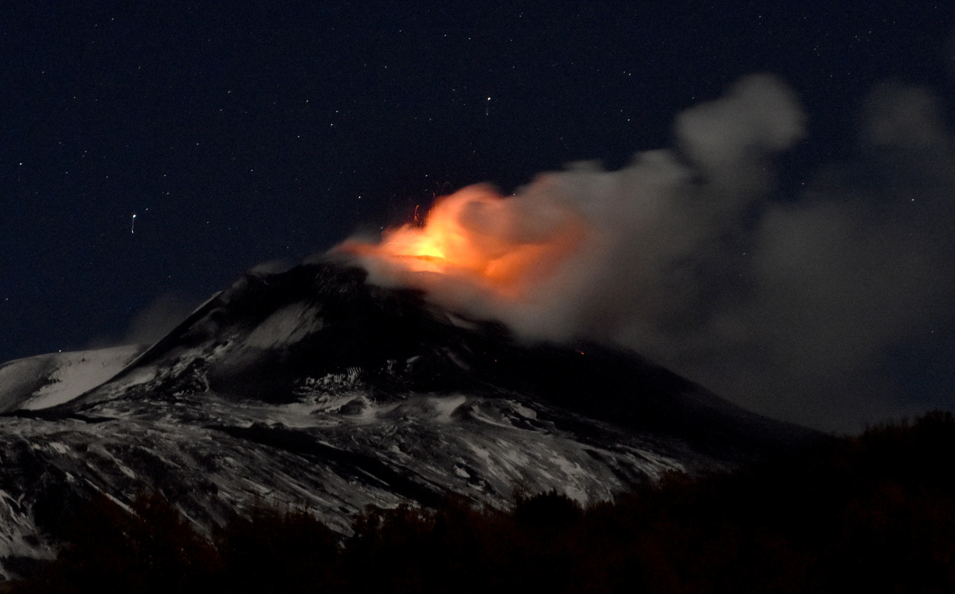 Le immagini della spettacolare eruzione dell’Etna. Sospesi i voli all’aeroporto di Catania – Il video