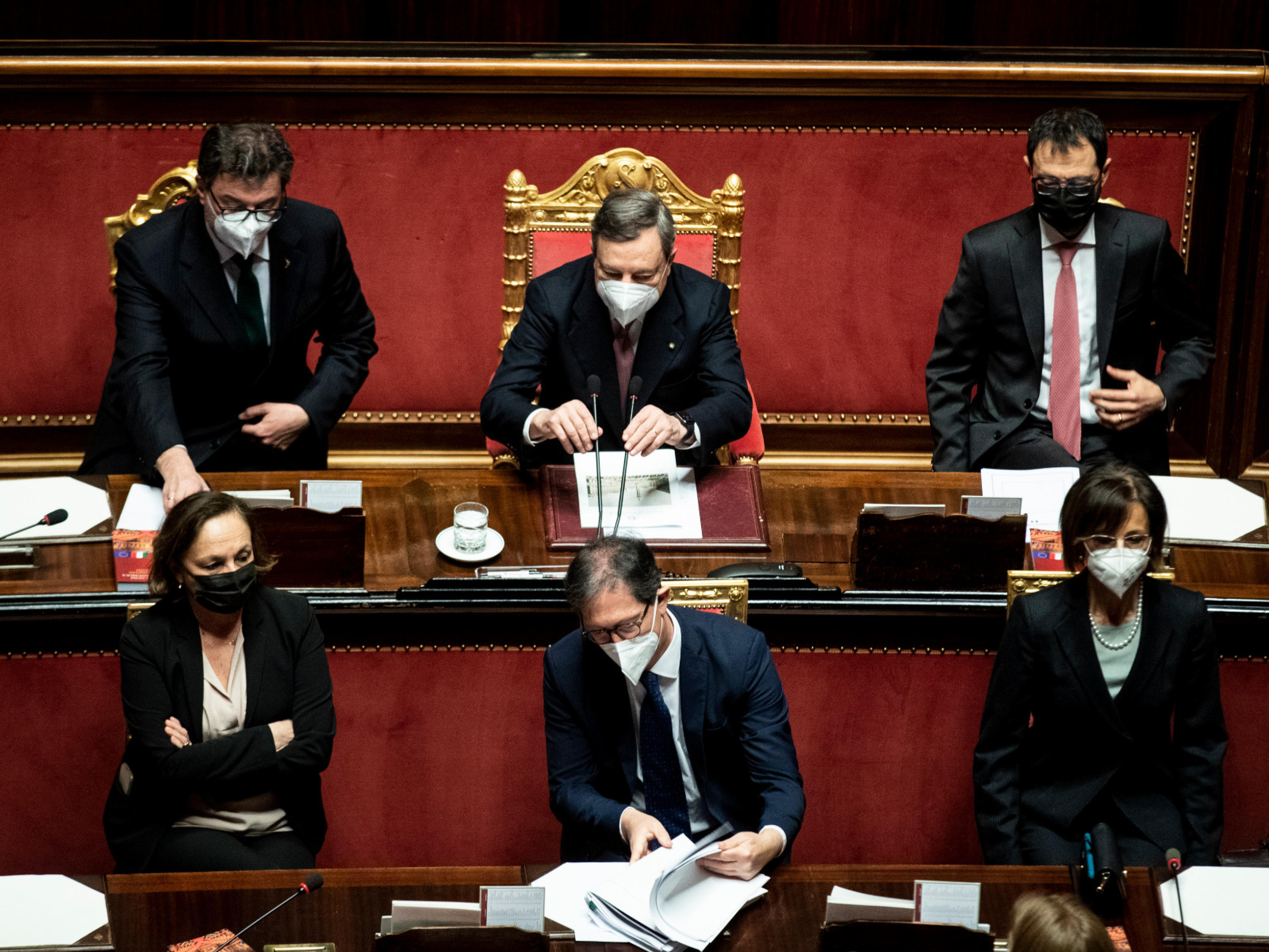 Draghi blinda l’euro: «Non c’è sovranità nella solitudine». Tra gli applausi in Aula si alza qualche mugugno – Il video