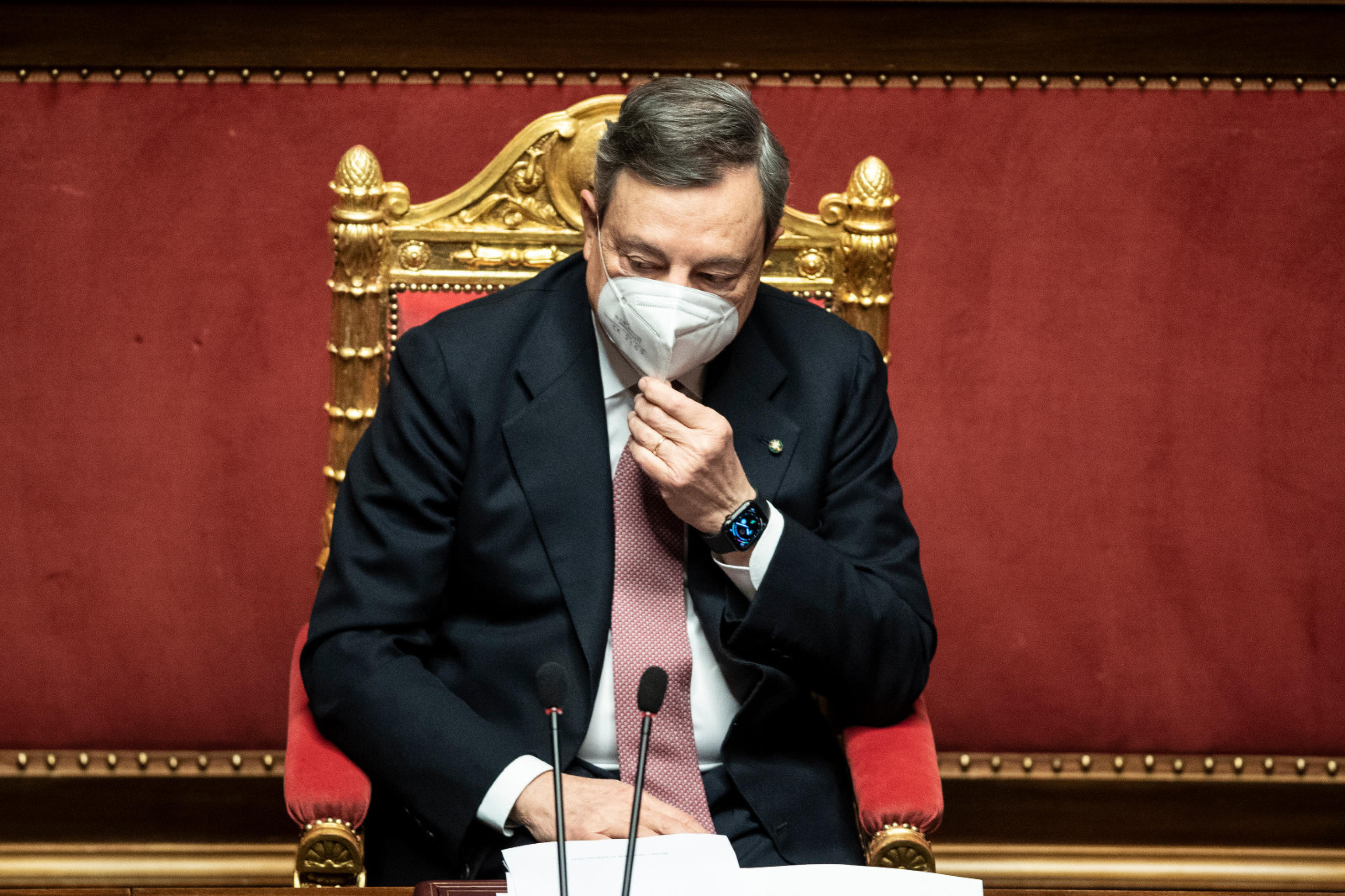 «Due milioni», «No, duemila»: Draghi inciampa sul numero di persone ricoverate in terapia intensiva – Il video