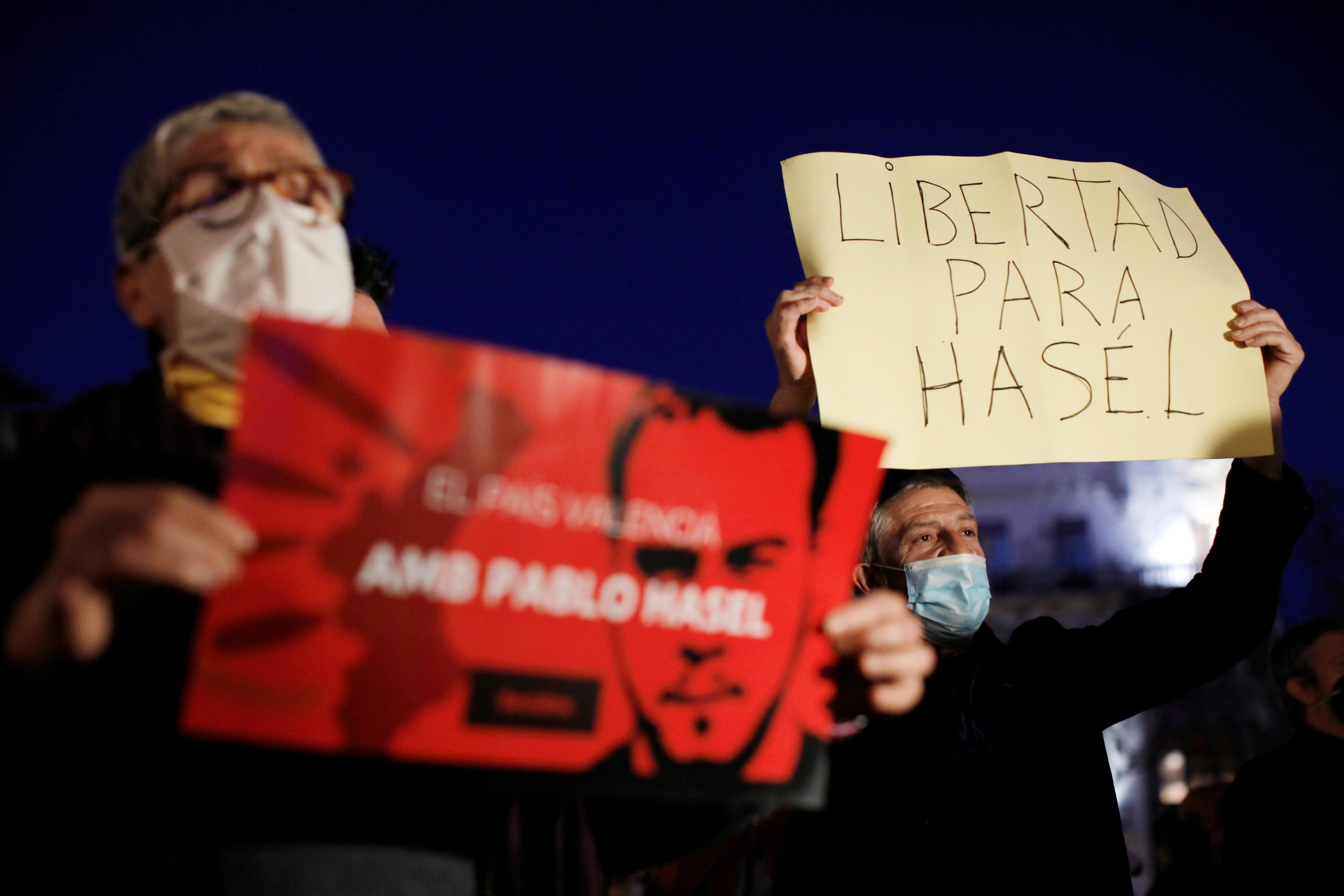 Scoppia la protesta per l’arresto del rapper Hasel, scontri con la polizia nelle città catalane – Il video