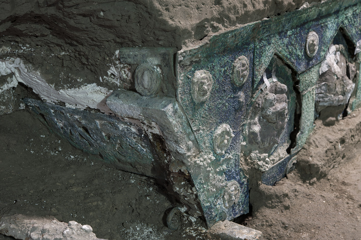 Un carro da matrimonio mai visto prima, la nuova scoperta a Pompei dopo un saccheggio fallito in una villa romana – Foto e Video