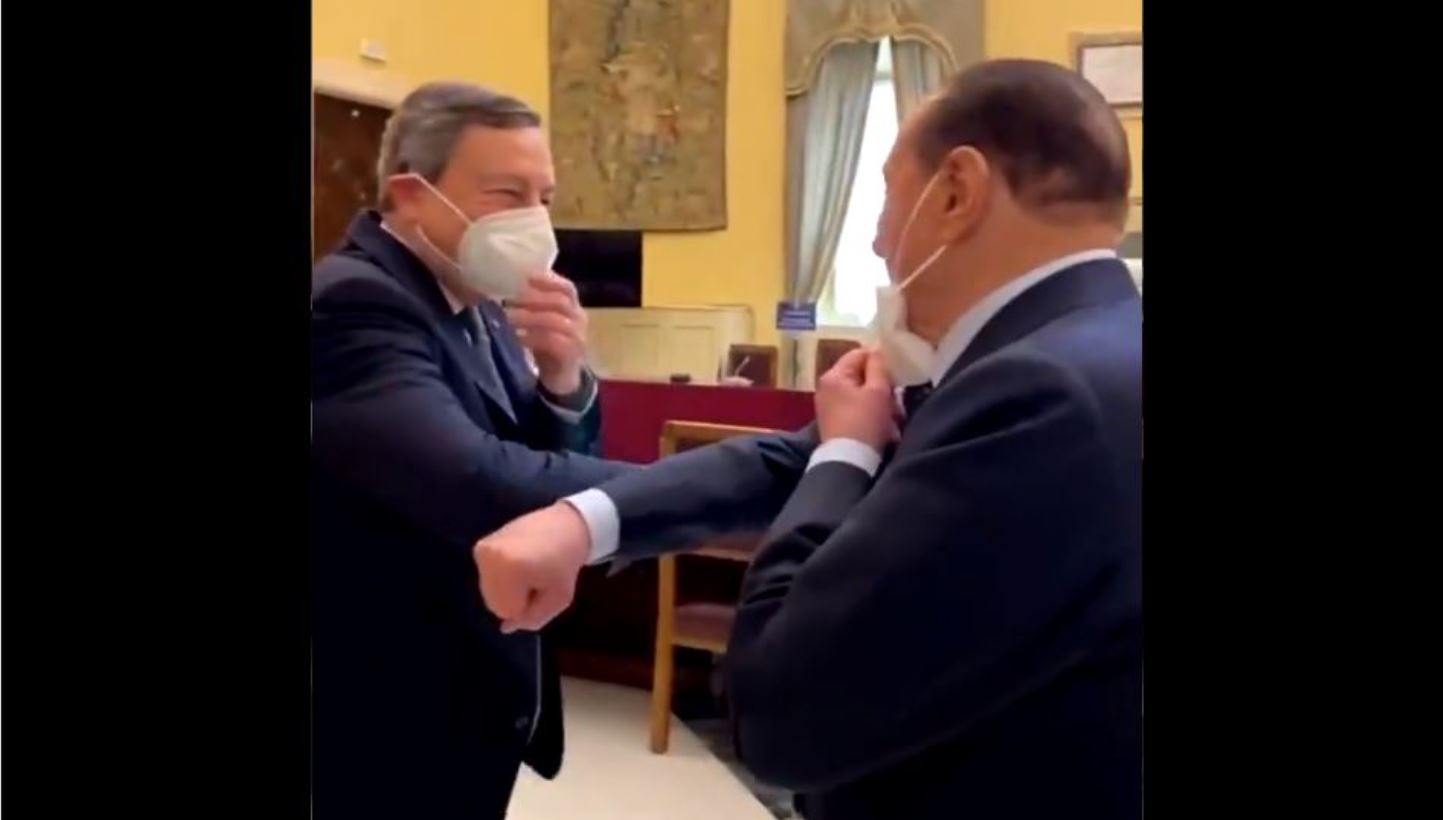 Berlusconi e Draghi si rivedono dal vivo, il siparietto dietro le quinte gomito a gomito – Il video