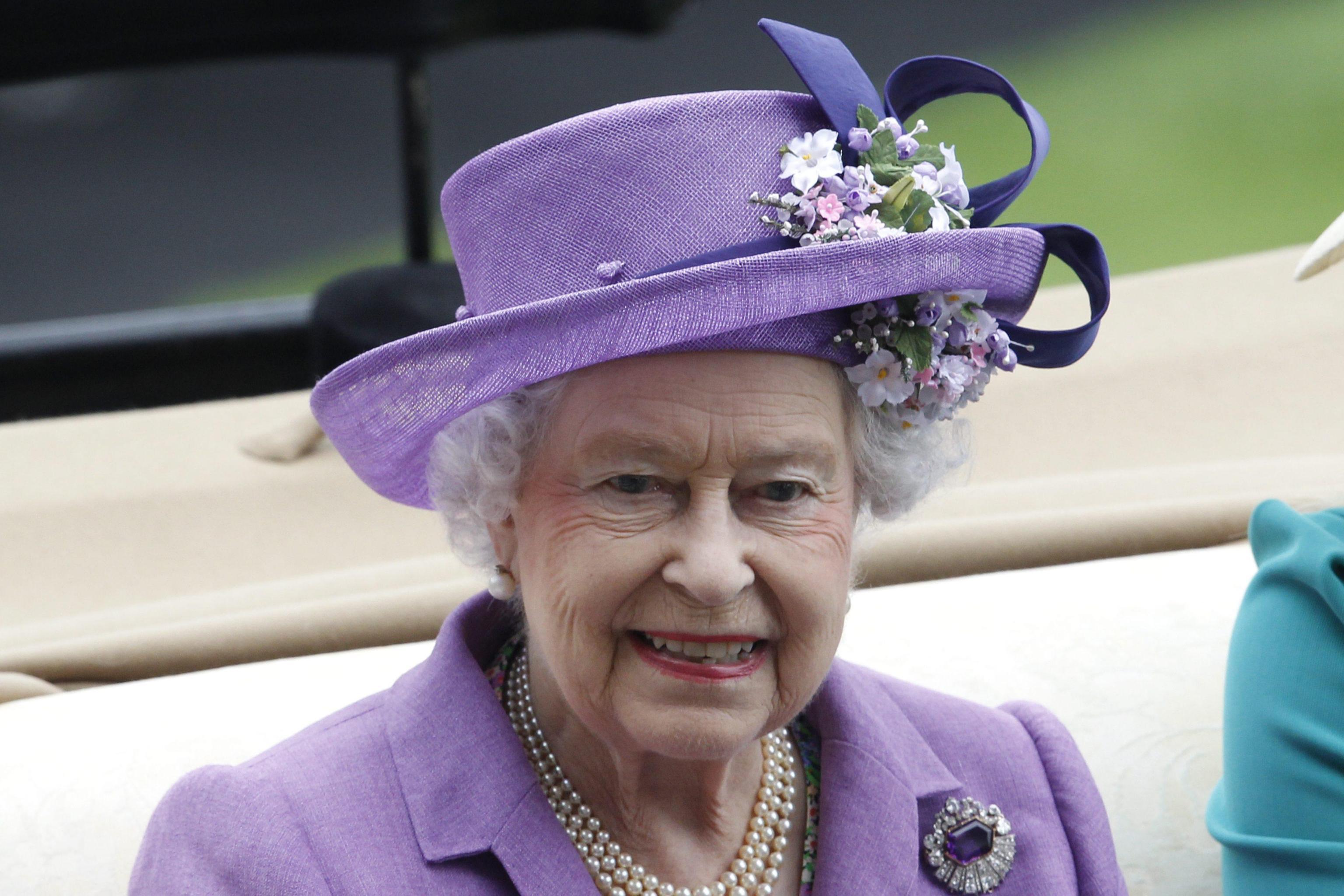 Britain's Queen Elizabeth II arrives in the Royal Carriage for the Ladies' day of Royal Ascot, in Ascot, Britain, 20 June 2013. ANSA/TAL COHEN