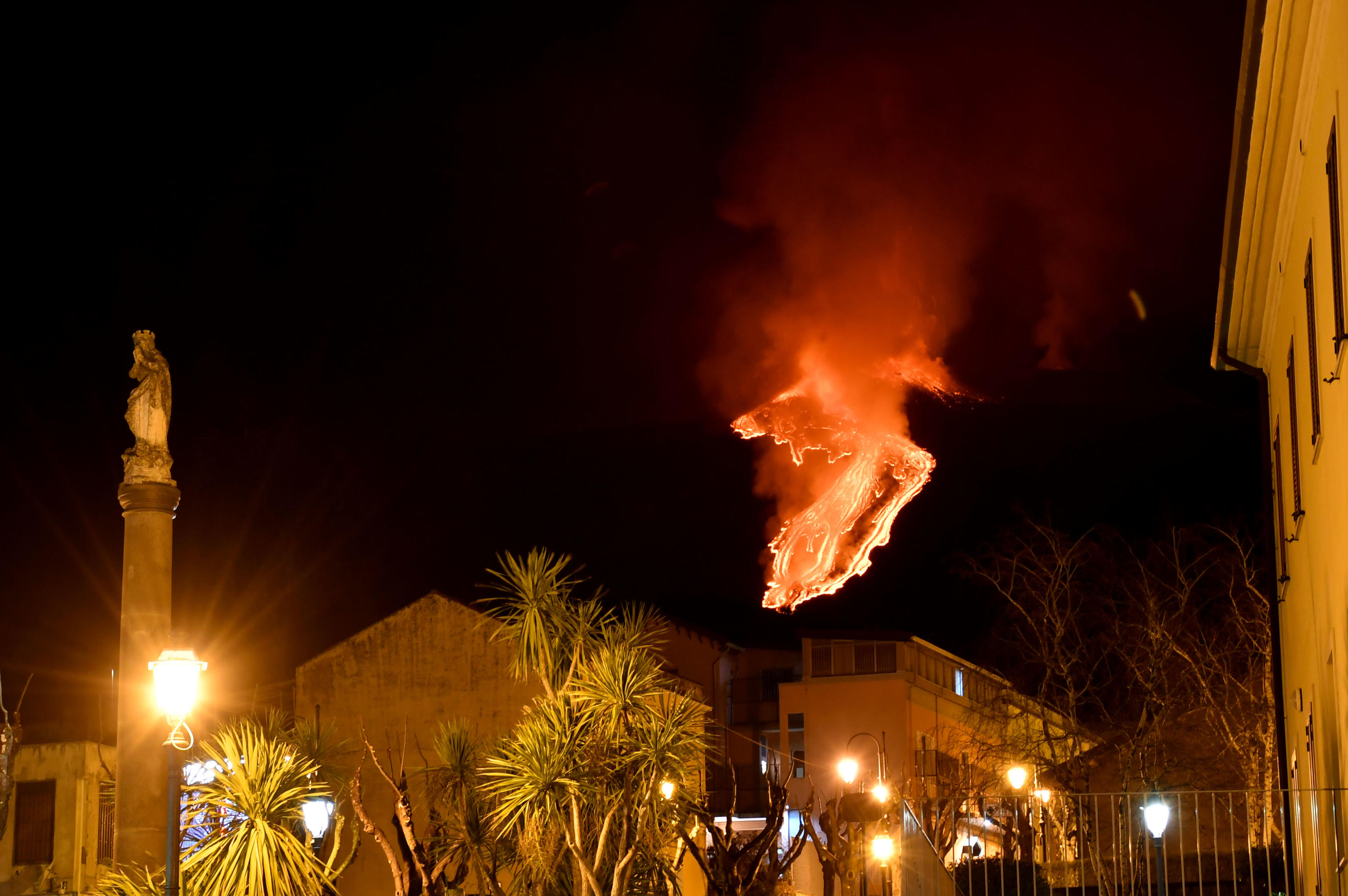 L’Etna continua a dare spettacolo: nella notte getti di lava alti fino a un chilometro – Il video