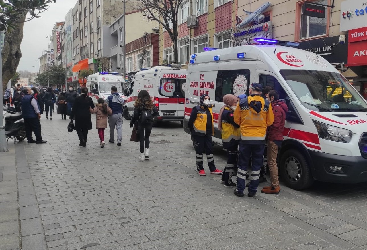 Paura a Istanbul, getta i figli dalla finestra per salvarli dal palazzo in fiamme – Il video