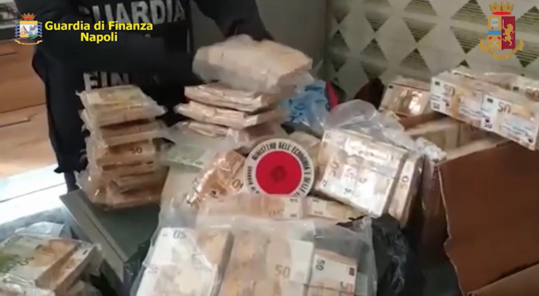 Napoli, fanghi sversati in mare da impianti di depurazione: 16 arresti, indagati anche poliziotti – Il video