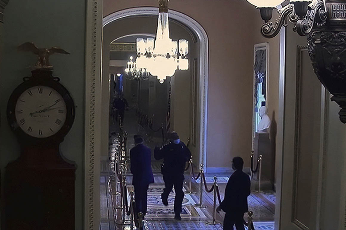 Così l’agente-eroe ha salvato Romney e Pence: le immagini inedite dell’attacco a Capitol Hill – Il video
