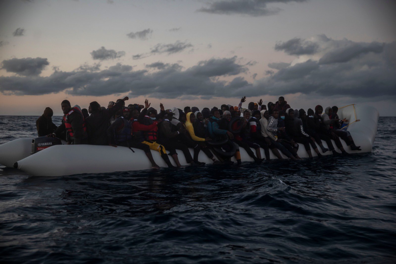 Immigrazione, la Open Arms è diretta verso Porto Empedocle con 146 persone a bordo, in condizioni di mare avverse – I video