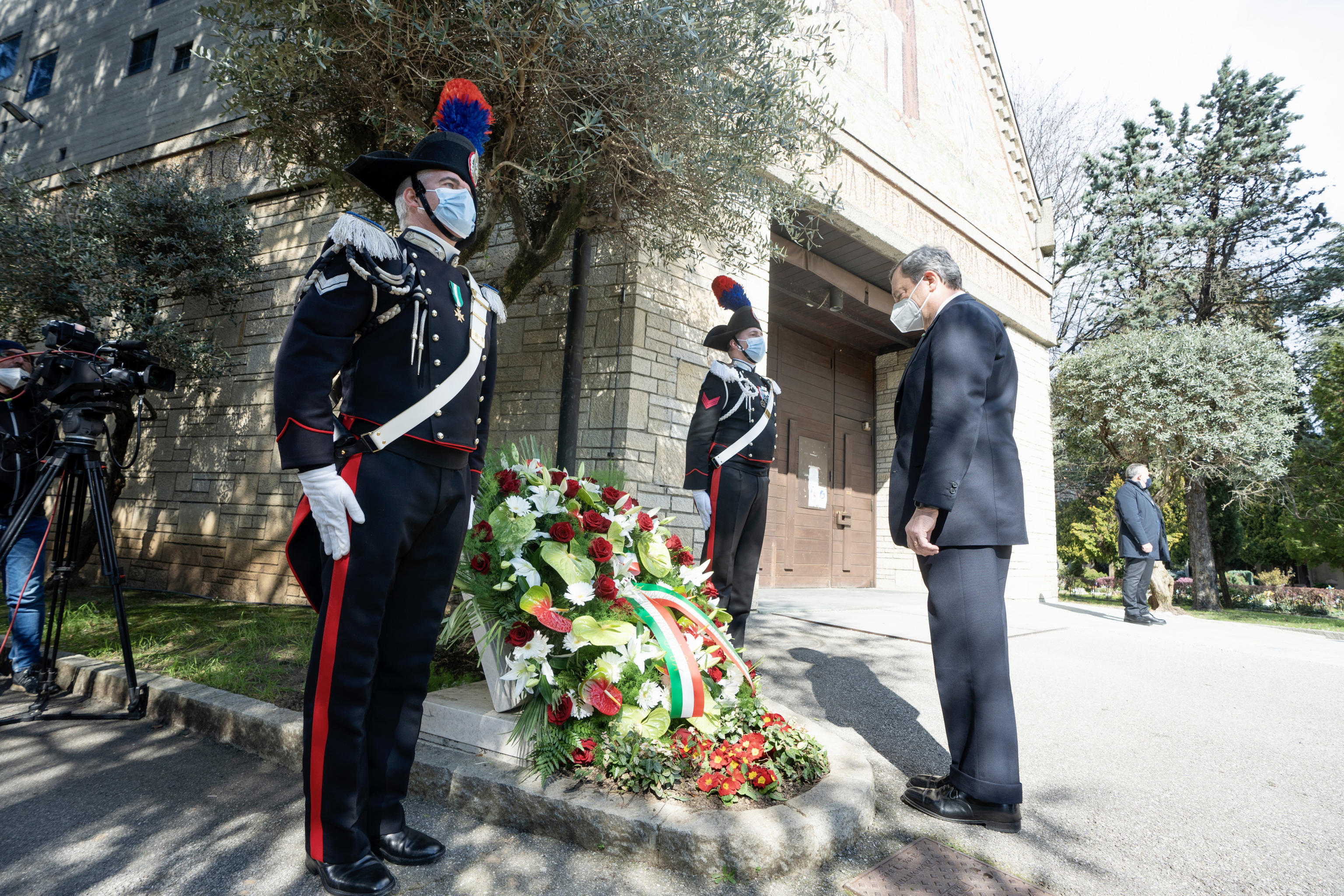 This handout photo provided by the Chigi Palace Press Office shows Italian Premier Mario Draghi attending a ceremony at the monumental cemetery in memory of the victims of the Covid-19 pandemic, in Bergamo, northern Italy, 18 March 2021. Italy is marking the first day of national remembrance  for the victims of COVID-19.
ANSA/ CHIGI PALACE PRESS OFFICE/ FILIPPO ATTILI
+++ ANSA PROVIDES ACCESS TO THIS HANDOUT PHOTO TO BE USED SOLELY TO ILLUSTRATE NEWS REPORTING OR COMMENTARY ON THE FACTS OR EVENTS DEPICTED IN THIS IMAGE; NO ARCHIVING; NO LICENSING +++