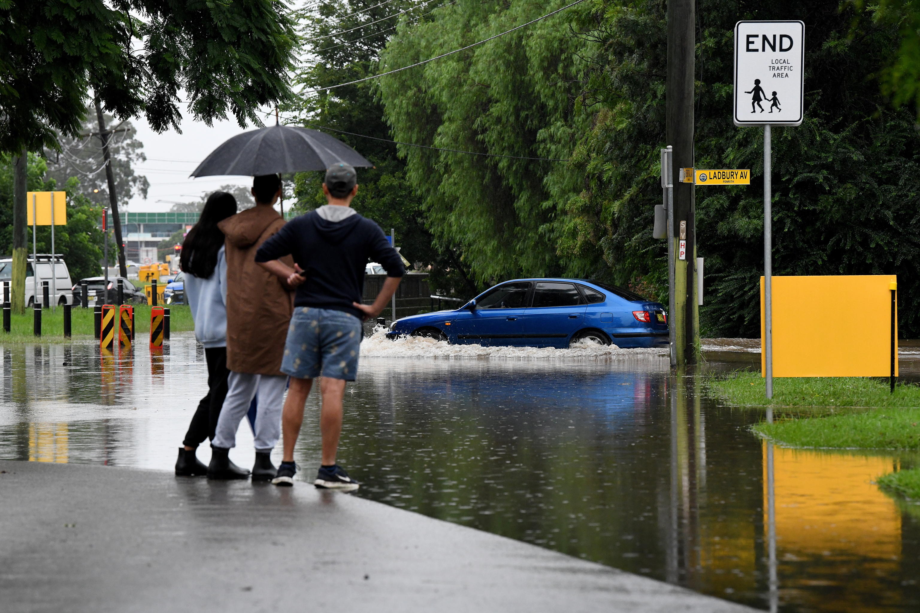 epa09087409 Floodwater submerges the road on the corner of Ladbury Ave and Memorial Ave, Penrith, New South Wales, Australia, 21 March 2021. Rivers are bursting their banks, dams are overflowing and many New South Wales residents are on standby to leave their homes as heavy rain continues to pelt the state.  EPA/BIANCA DE MARCHI  AUSTRALIA AND NEW ZEALAND OUT