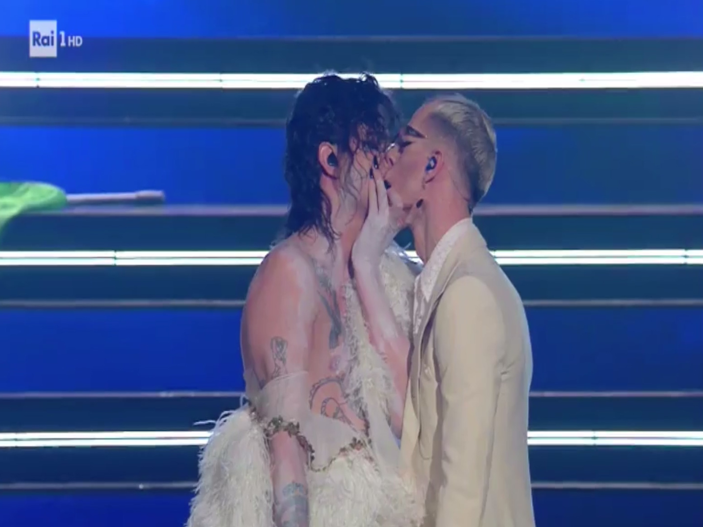Nel nuovo quadro Achille Lauro è il punk libero e ribelle: il bacio con Boss Doms, c’è anche Fiorello dark – Il video