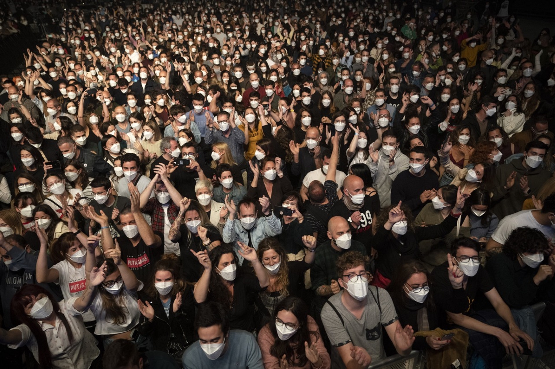 In 5 mila sotto il palco per l’esperimento a Barcellona: anche la Spagna studia la ripresa di stadi e discoteche. Come funziona il test – Il video