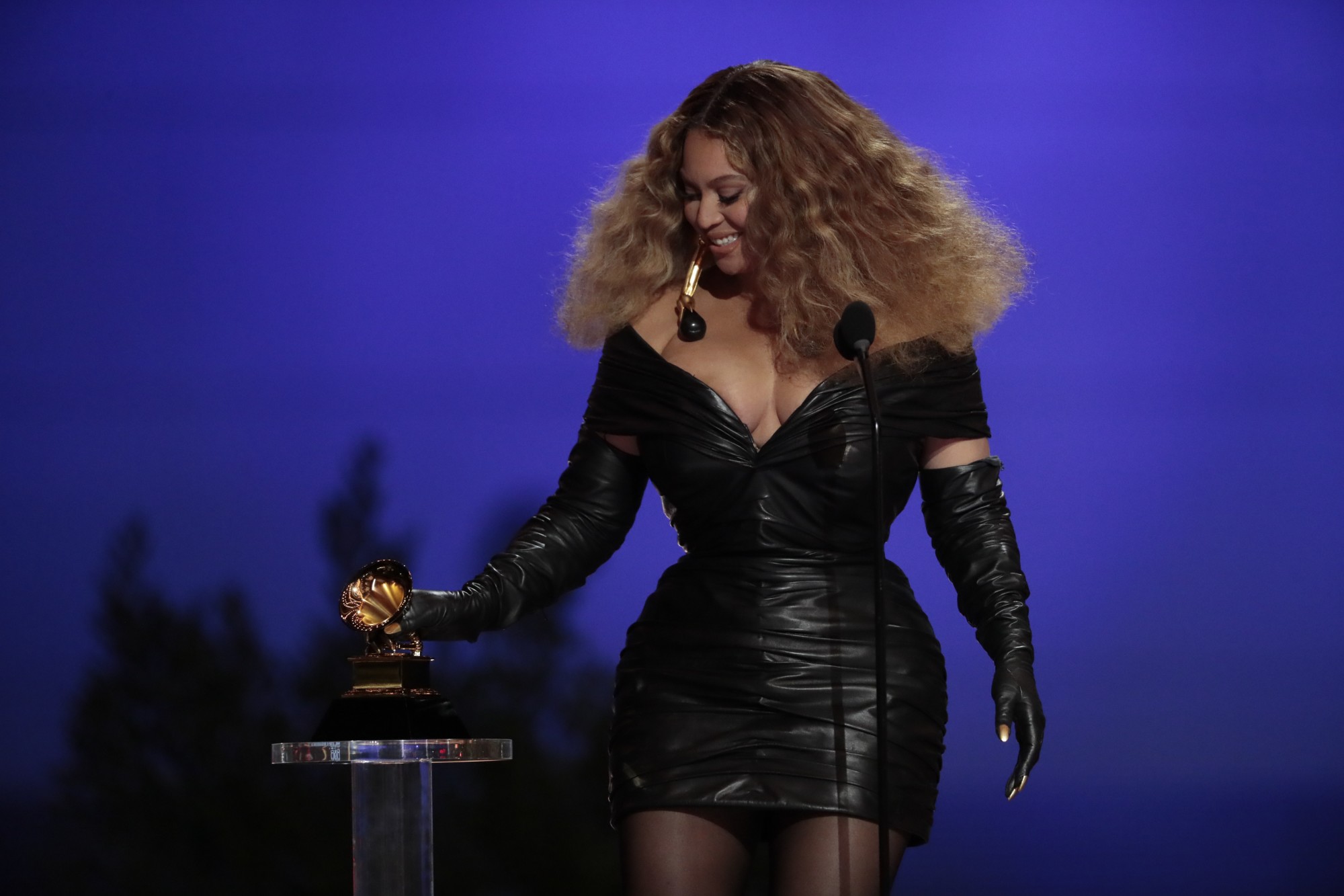 Ai Grammy dei record trionfano le donne: Billie Eilish e Taylor Swift migliori album, Beyonce scrive la storia – Il video