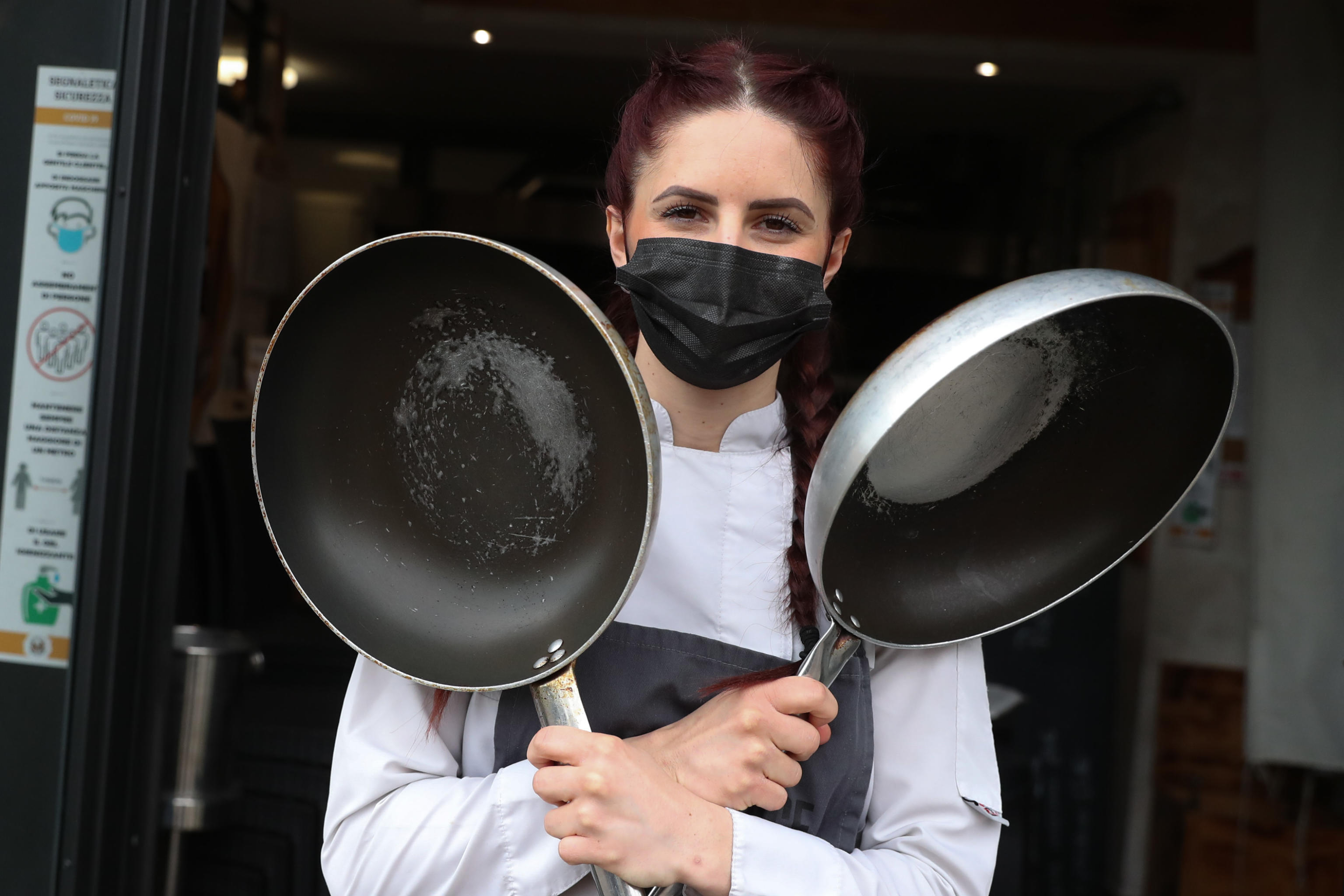 Camilla Moccia, 22 anni  giovane ristoratrice che da due anni ha aperto un'attività di produzione di pasta artigianale.  Il Coronavirus e le restrizioni dovute alla pandemia l'hanno messa in crisi e chiede di poter lavorare, Ostia, Roma, 16 marzo 2021. ANSA/EMANUELE VALERI