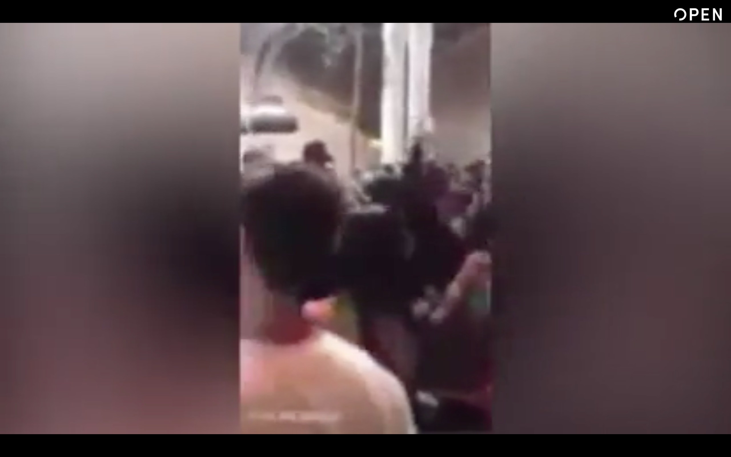 La festa clandestina in locale di Milano: tutti senza mascherina, c’è anche Belen (che poi cancella il video)