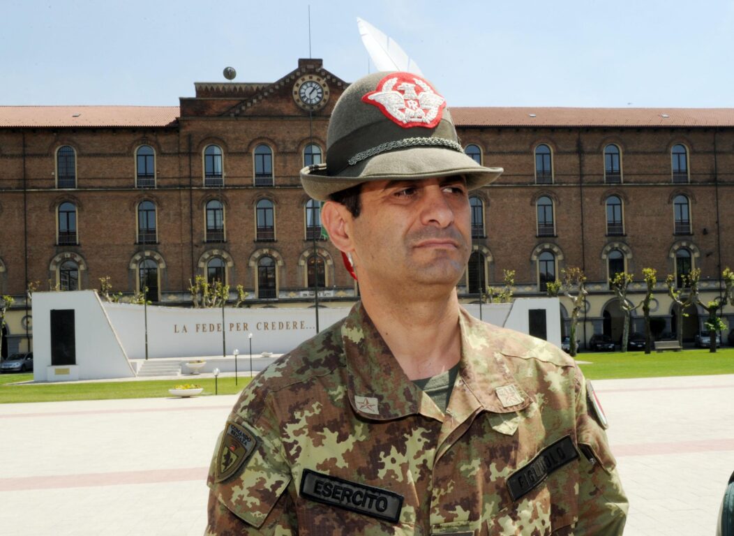 Il generale Francesco Paolo Figliuolo davanti alla Caserma Garibaldi di Corso Quattro Novembre, 17 maggio 2010, Torino