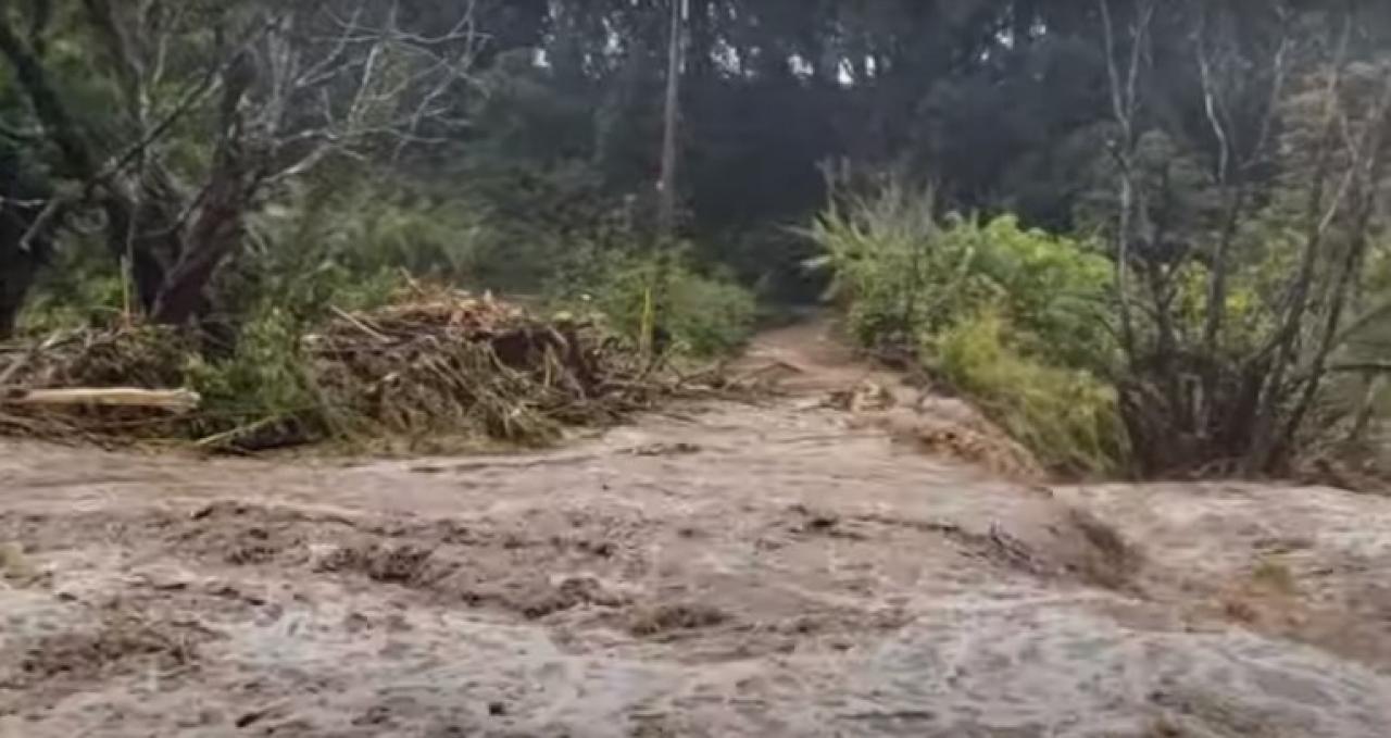 Inondazioni e case distrutte. Le isole delle Hawaii travolte dalle piogge senza precedenti – Il video