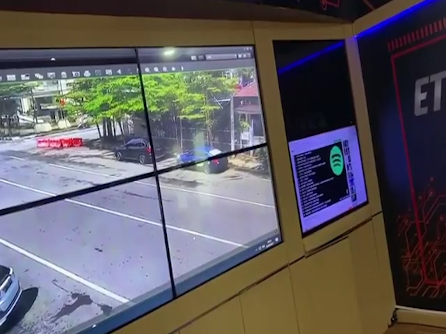 Indonesia, le immagini dell’attacco dei kamikaze la Domenica delle Palme ripreso dalle telecamere di sorveglianza – Il video