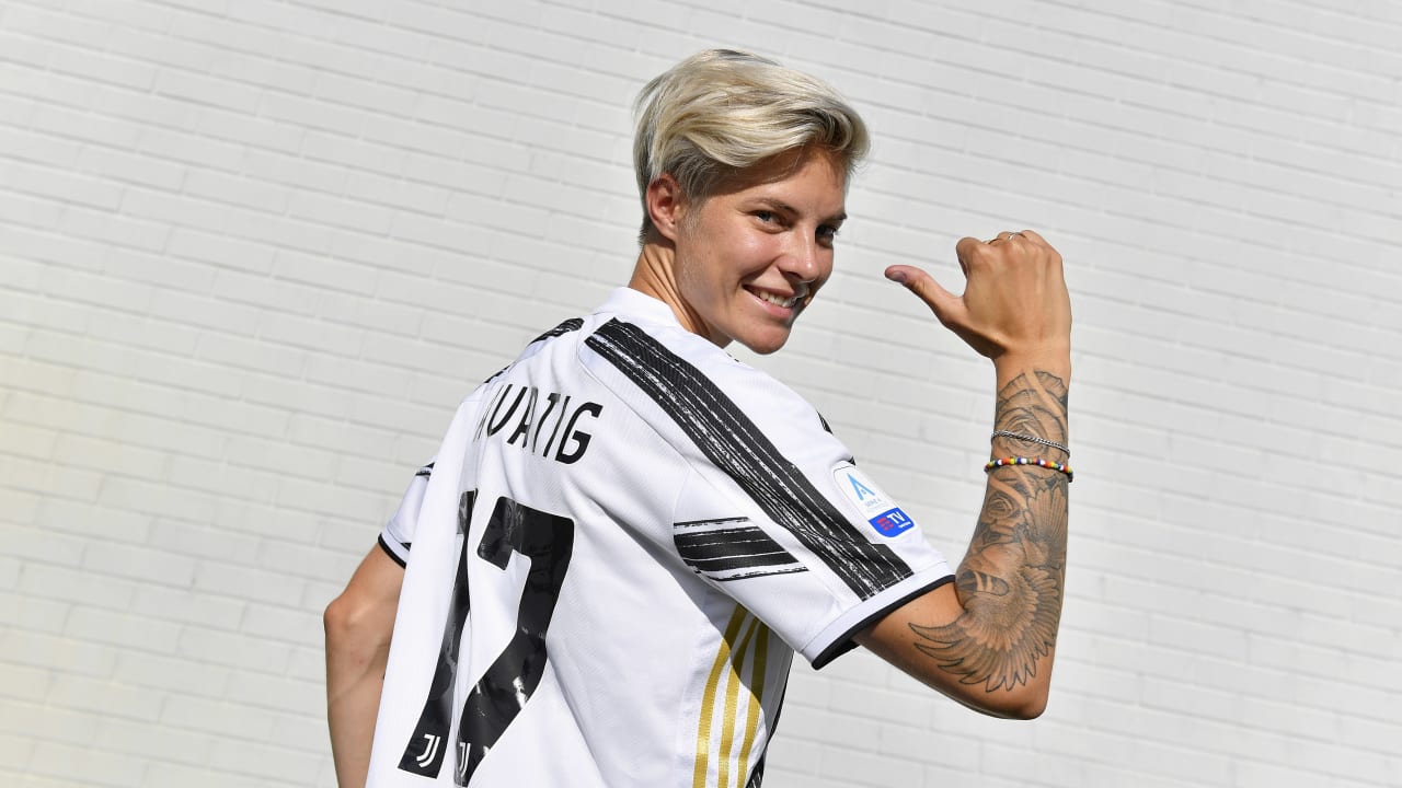 «Siamo incinte»: la felicità della calciatrice Lina Hurtig per la gravidanza della moglie – Il video