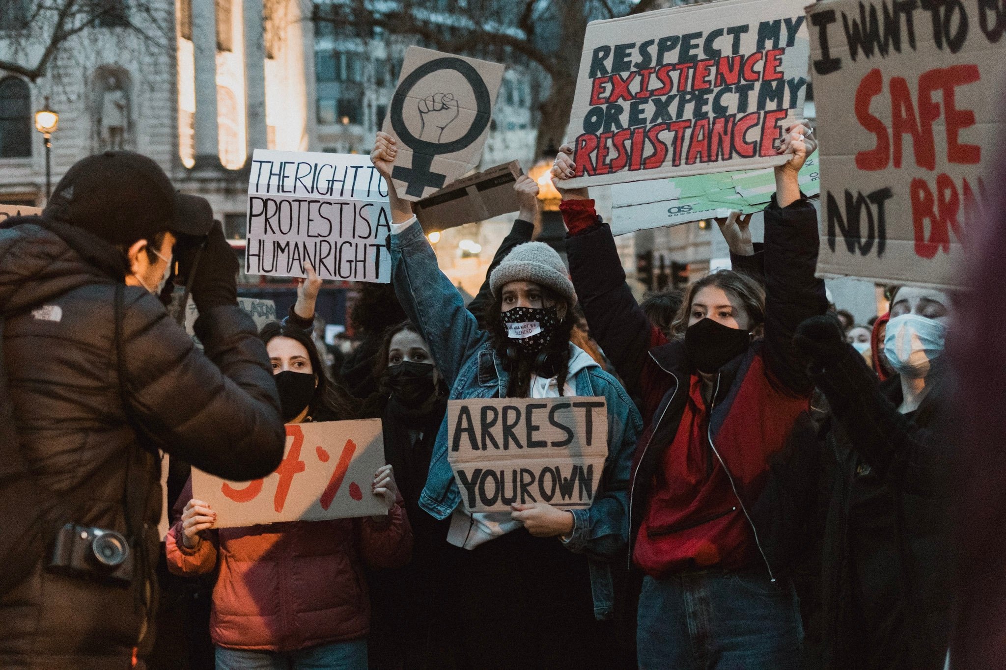 Scontri al corteo in memoria di Sarah Everard, a Londra monta la protesta contro la polizia – Il video